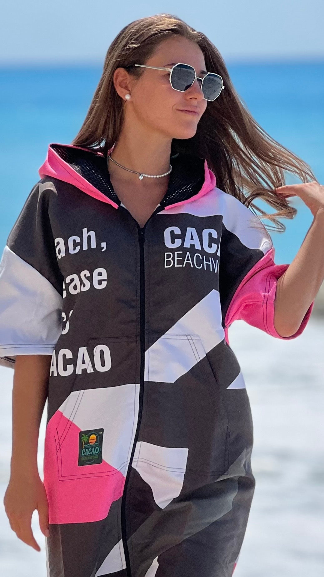 Solar Vibes Pink Damen-Strandponcho-NanoDry Ultra™-Handtuch mit Kapuze, Reißverschluss und Taschen – CACAO Beachwear™
