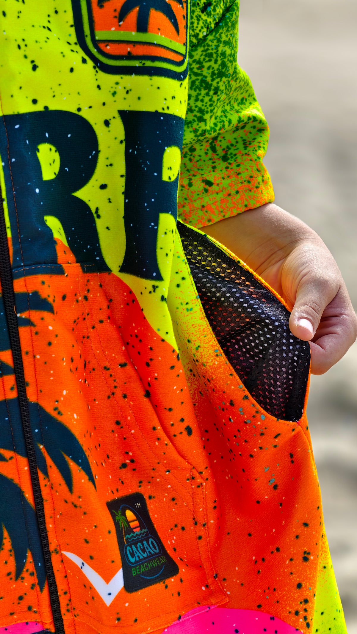 Surf Vibe Kinder-Strandponcho-Handtuch für Jungen mit Kapuze, Reißverschluss und Taschen – CACAO Beachwear™
