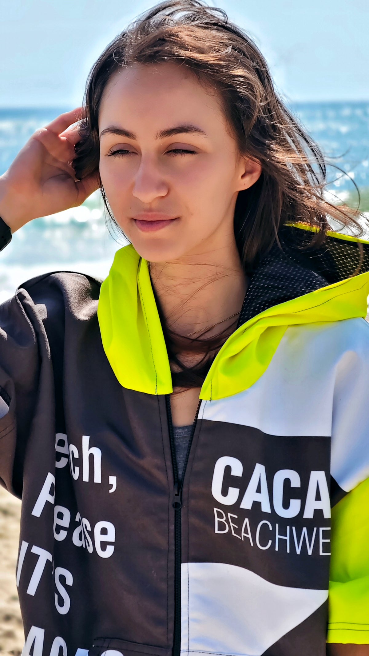 Solar Vibes Damen-Strandponcho-NanoDry Ultra™-Handtuch mit Kapuze, Reißverschluss und Taschen – CACAO Beachwear™
