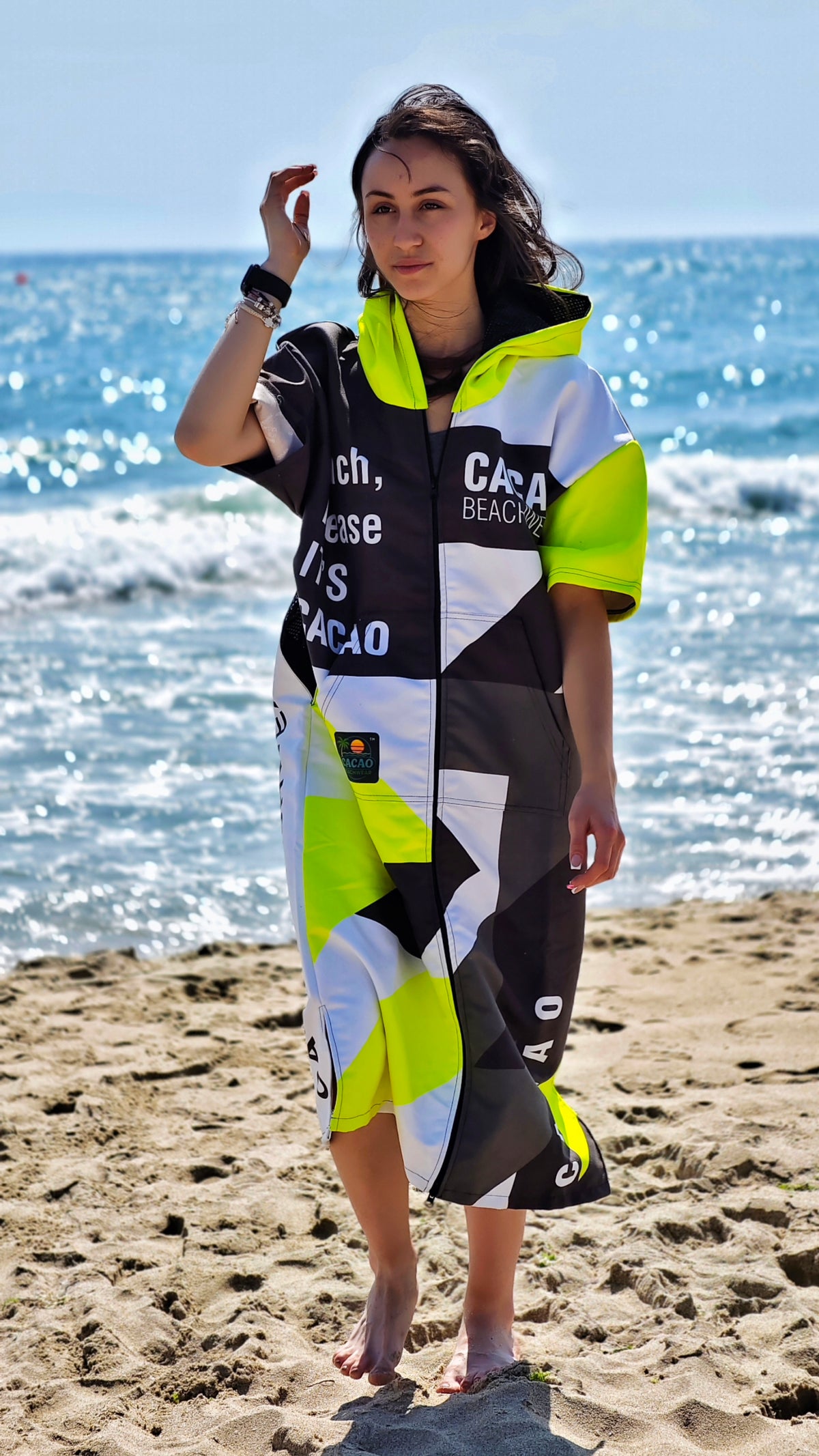 Solar Vibes Damen-Strandponcho-NanoDry Ultra™-Handtuch mit Kapuze, Reißverschluss und Taschen – CACAO Beachwear™
