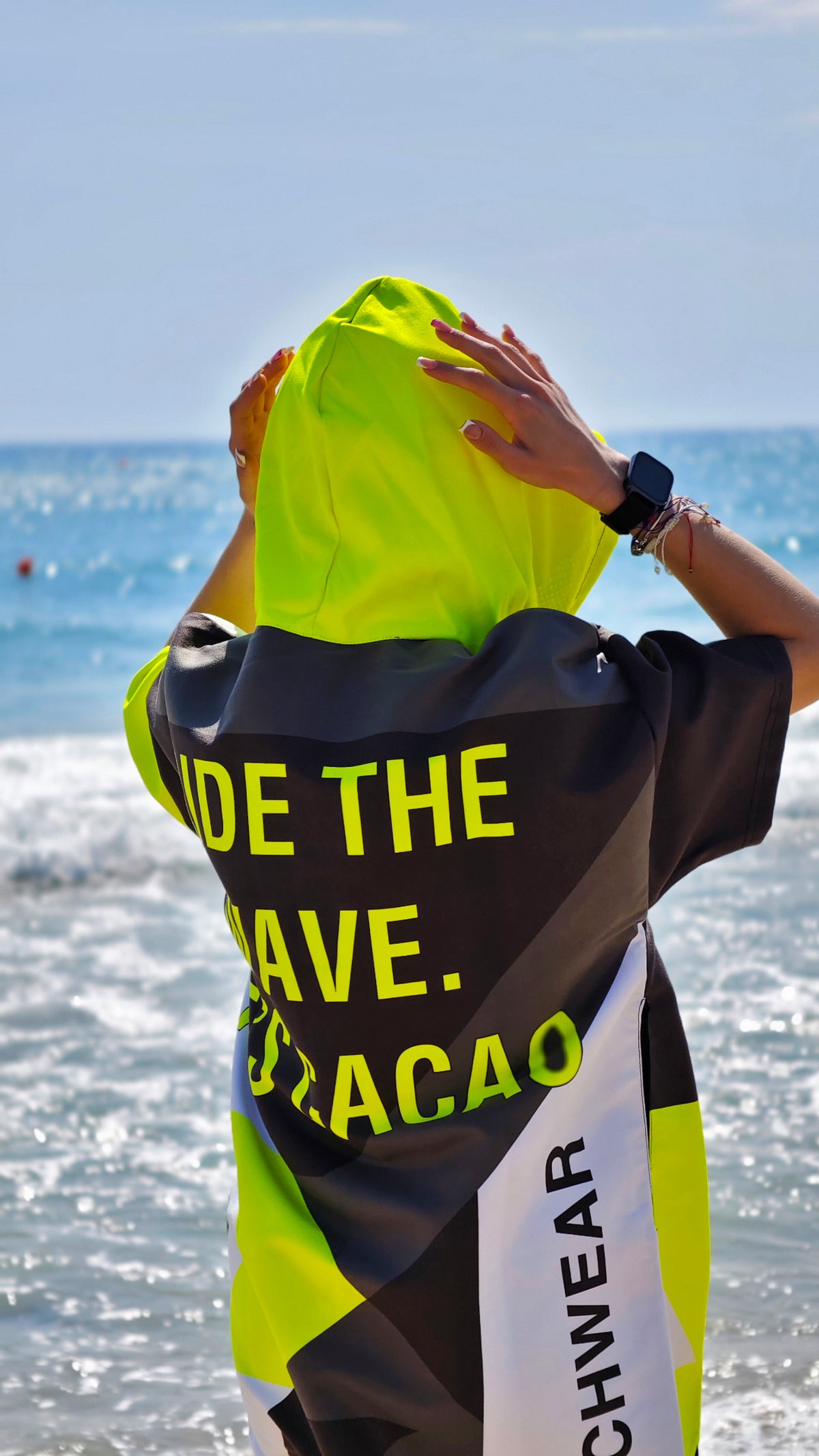 Solar Vibes Damen-Strandponcho-NanoDry Ultra™-Handtuch mit Kapuze, Reißverschluss und Taschen – CACAO Beachwear™
