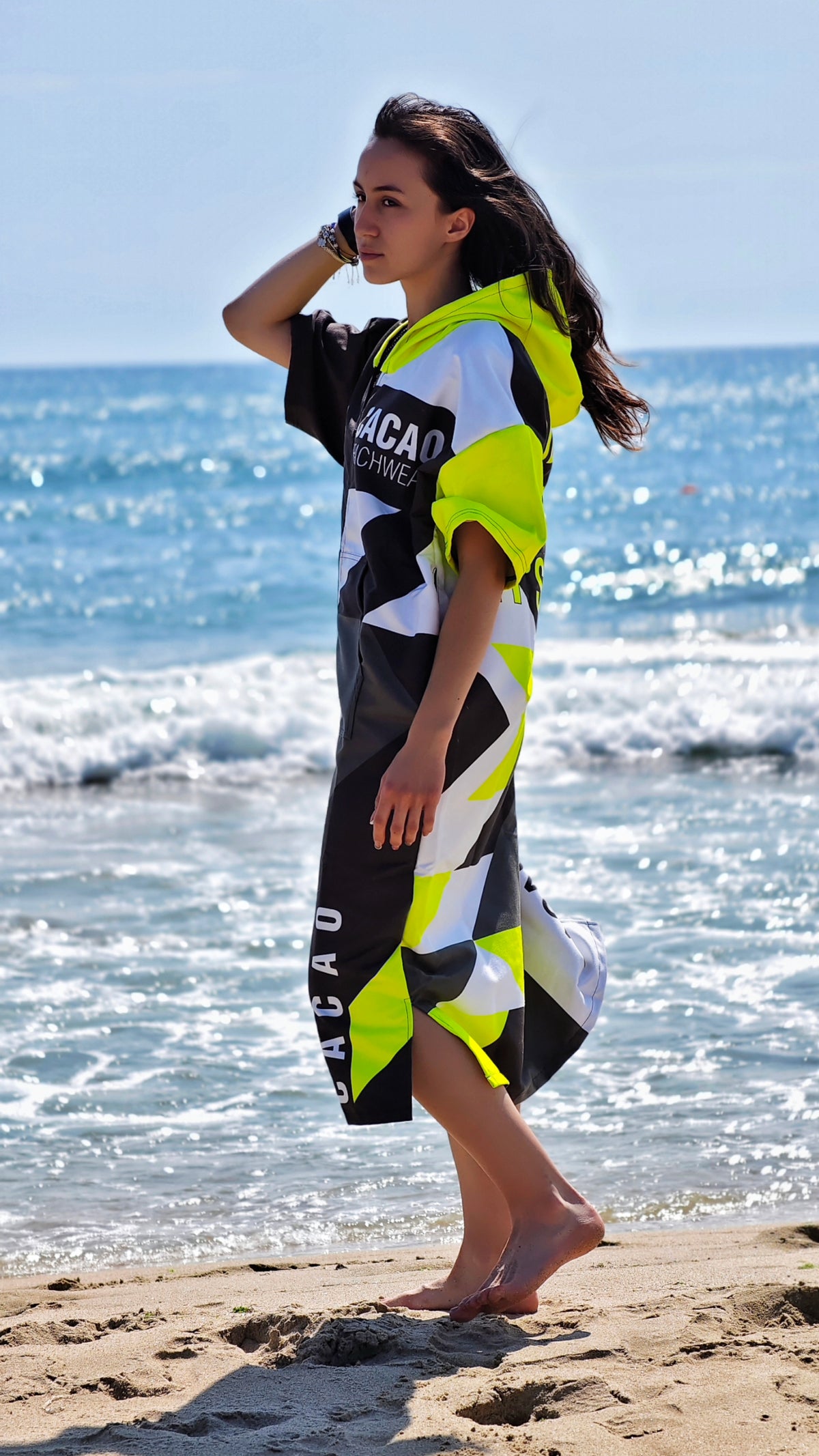 Solar Vibes Damen-Strandponcho-NanoDry Ultra™-Handtuch mit Kapuze, Reißverschluss und Taschen – CACAO Beachwear™
