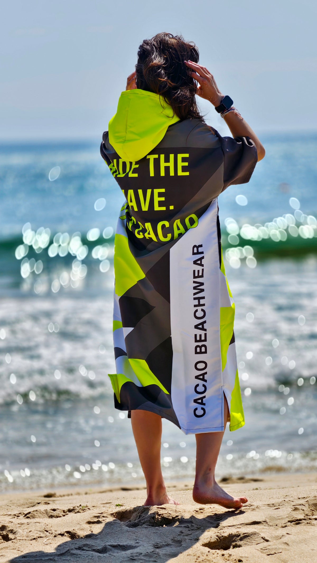 Solar Vibes Damen-Strandponcho-NanoDry Ultra™-Handtuch mit Kapuze, Reißverschluss und Taschen – CACAO Beachwear™
