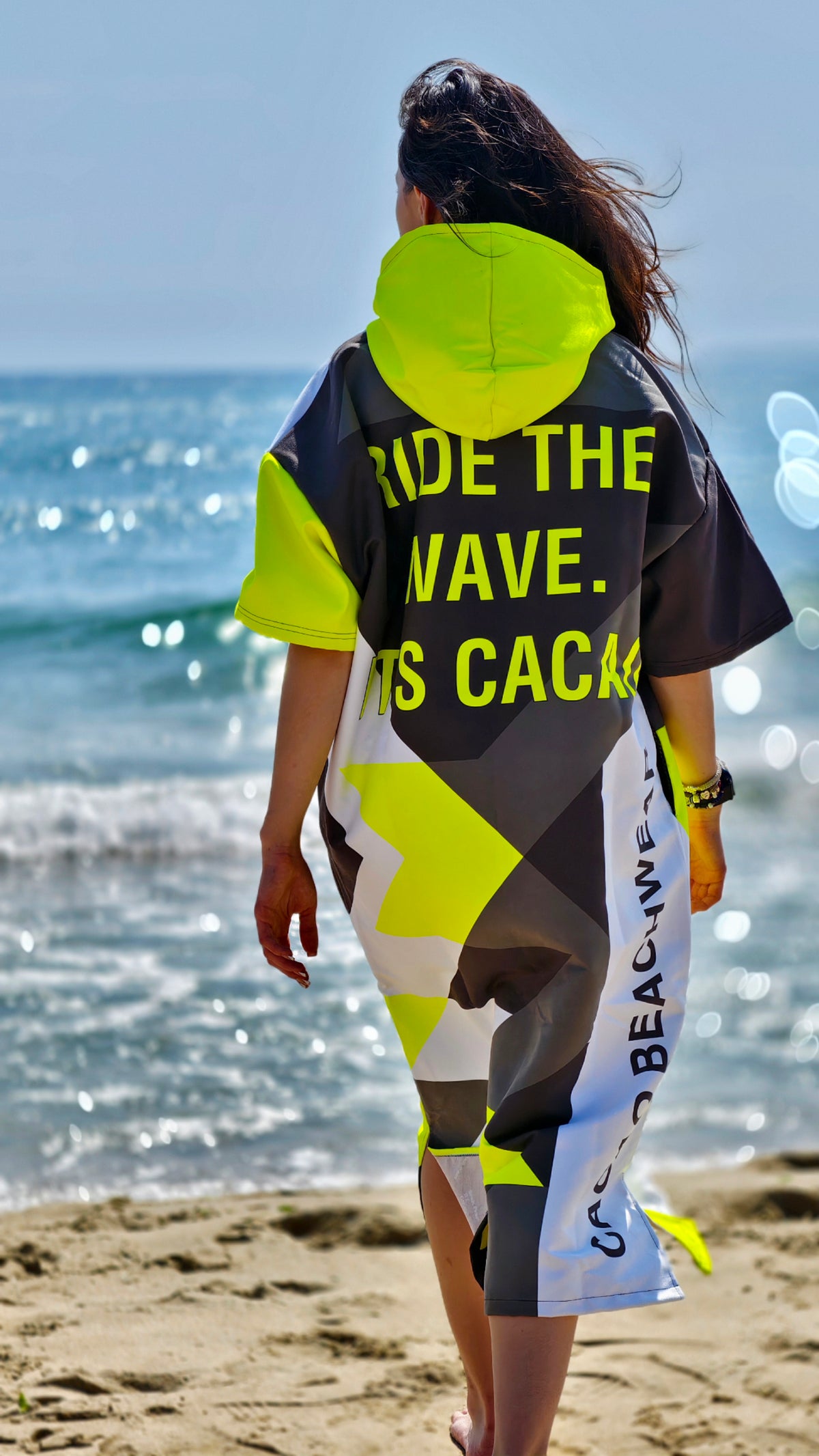 Solar Vibes Damen-Strandponcho-NanoDry Ultra™-Handtuch mit Kapuze, Reißverschluss und Taschen – CACAO Beachwear™
