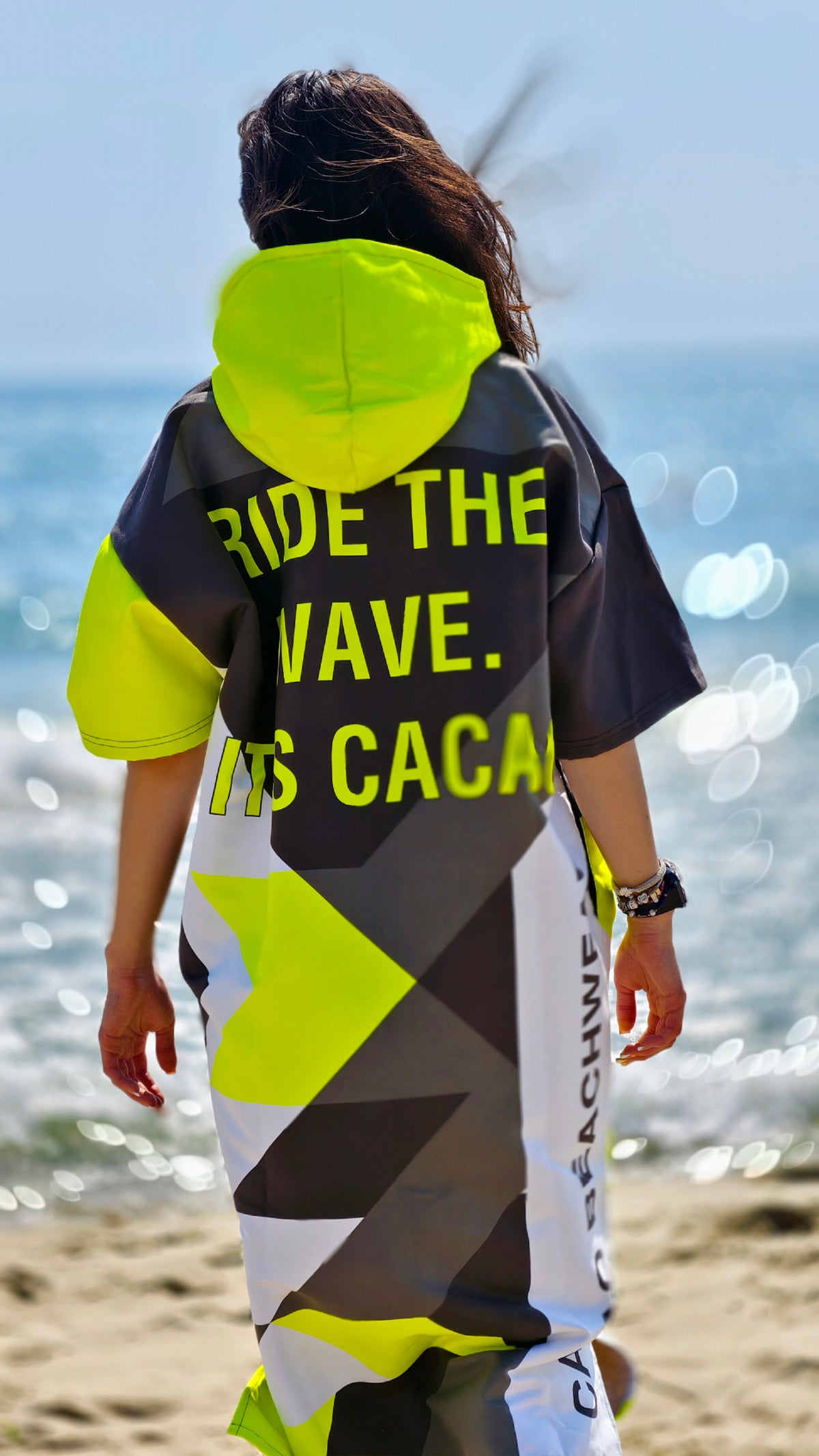 Solar Vibes Damen-Strandponcho-NanoDry Ultra™-Handtuch mit Kapuze, Reißverschluss und Taschen – CACAO Beachwear™
