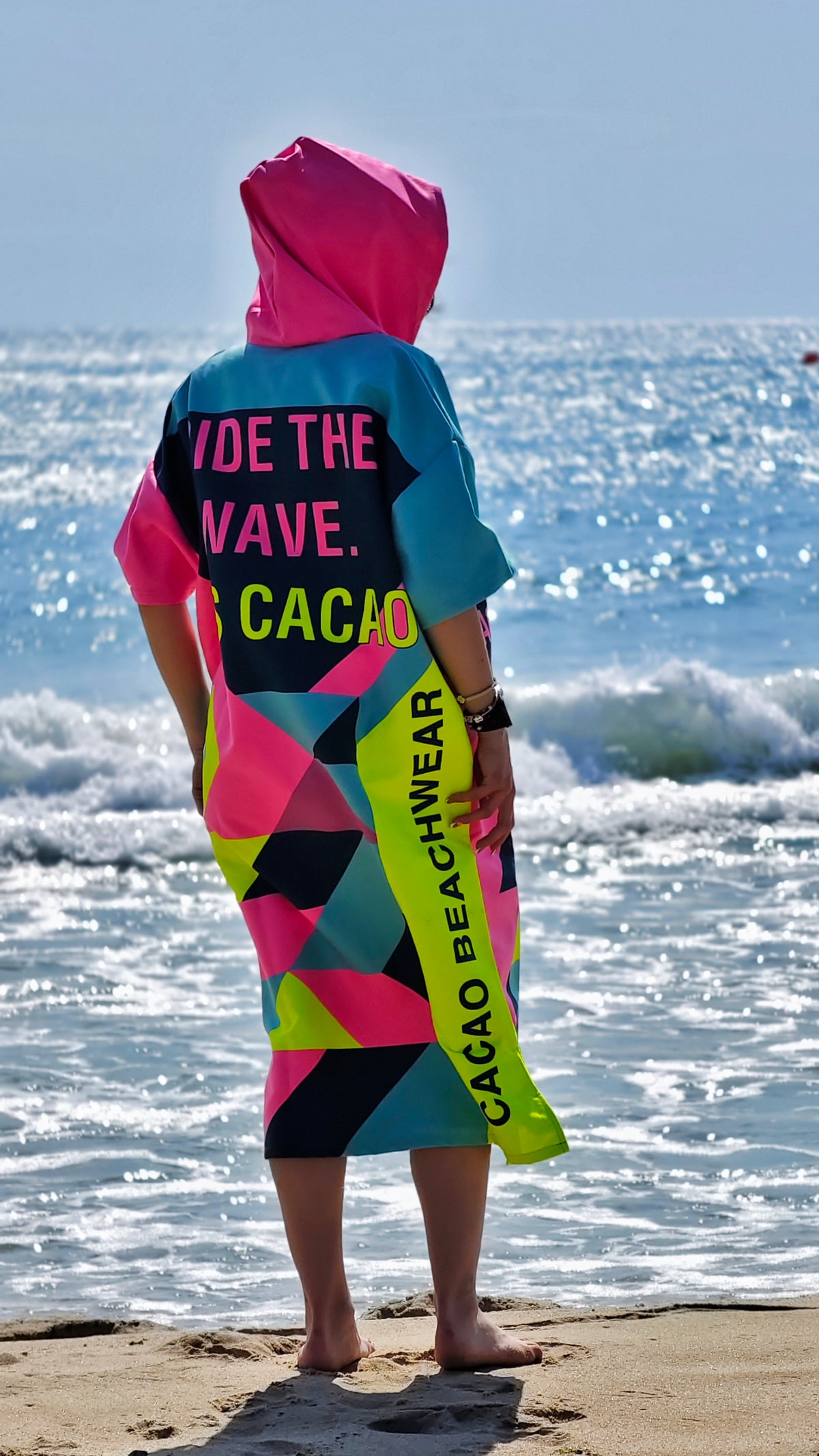 Buntes Solar Vibes Damen-Strandponcho-NanoDry Ultra™-Handtuch mit Kapuze, Reißverschluss und Taschen – CACAO Beachwear™
