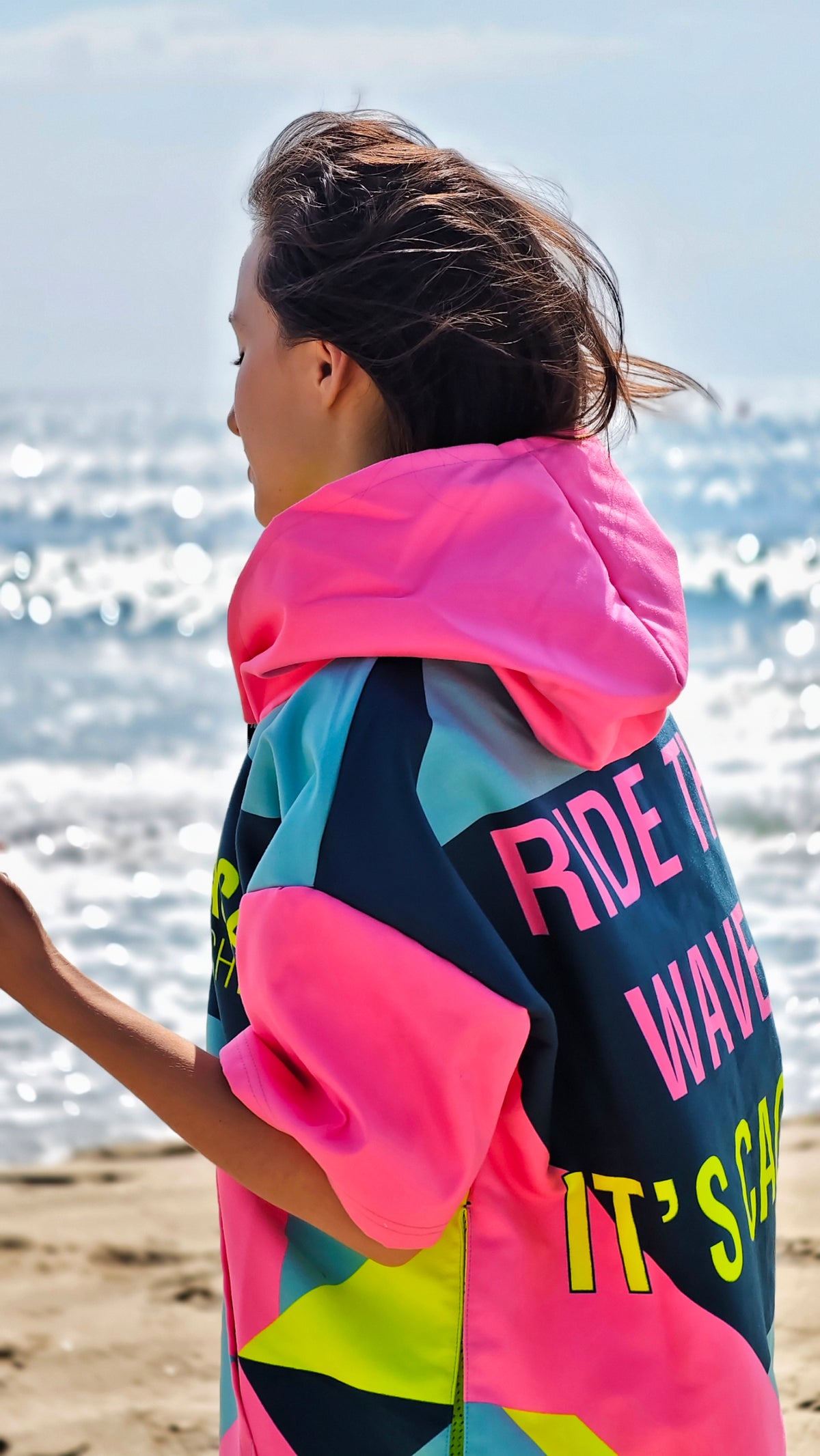 Buntes Solar Vibes Damen-Strandponcho-NanoDry Ultra™-Handtuch mit Kapuze, Reißverschluss und Taschen – CACAO Beachwear™
