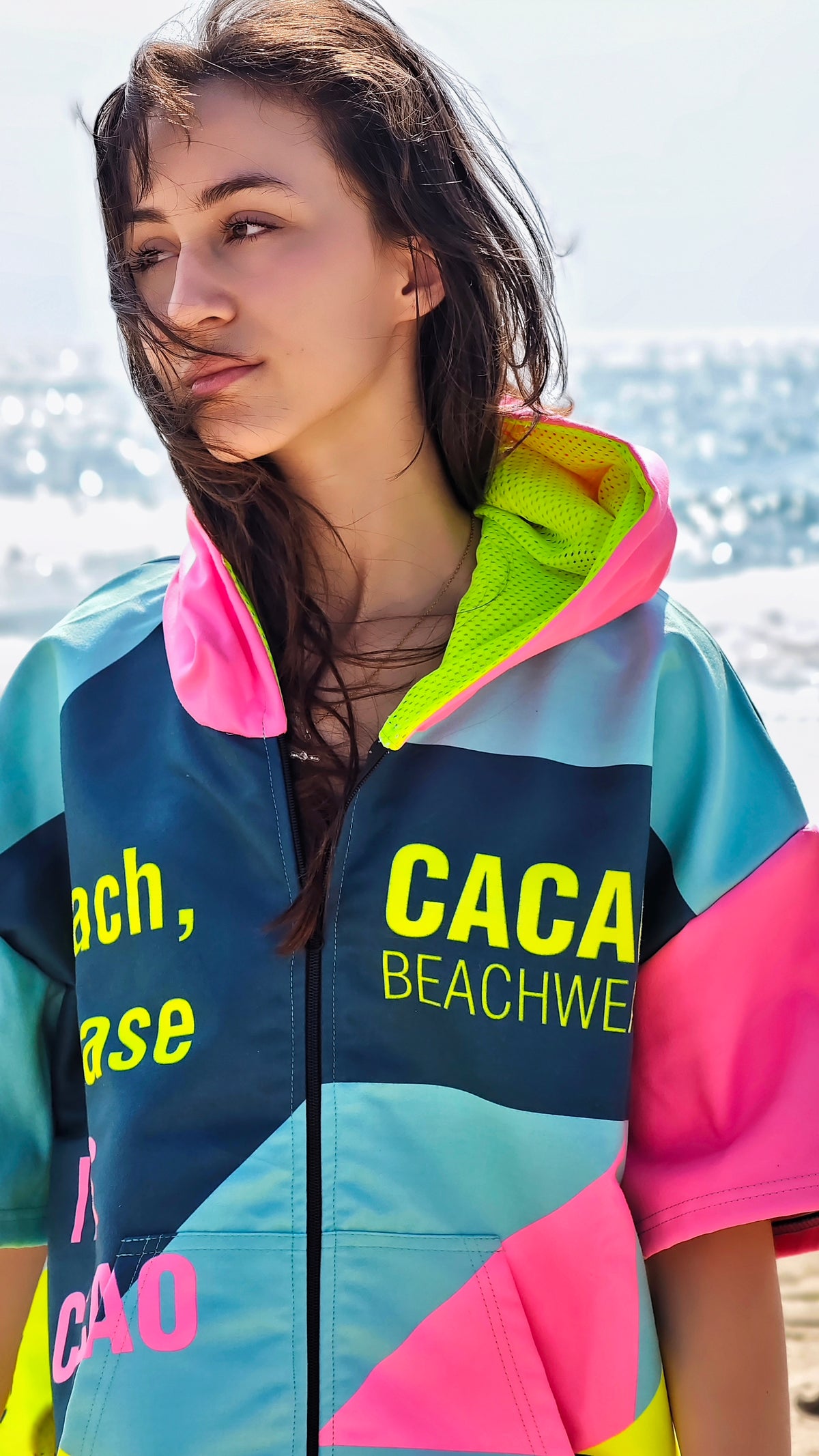 Buntes Solar Vibes Damen-Strandponcho-NanoDry Ultra™-Handtuch mit Kapuze, Reißverschluss und Taschen – CACAO Beachwear™
