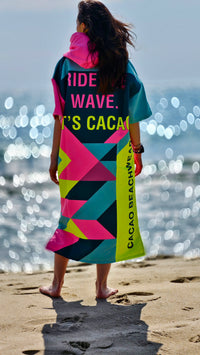 Buntes Solar Vibes Damen-Strandponcho-NanoDry Ultra™-Handtuch mit Kapuze, Reißverschluss und Taschen – CACAO Beachwear™
