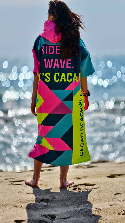 Buntes Solar Vibes Damen-Strandponcho-NanoDry Ultra™-Handtuch mit Kapuze, Reißverschluss und Taschen – CACAO Beachwear™
