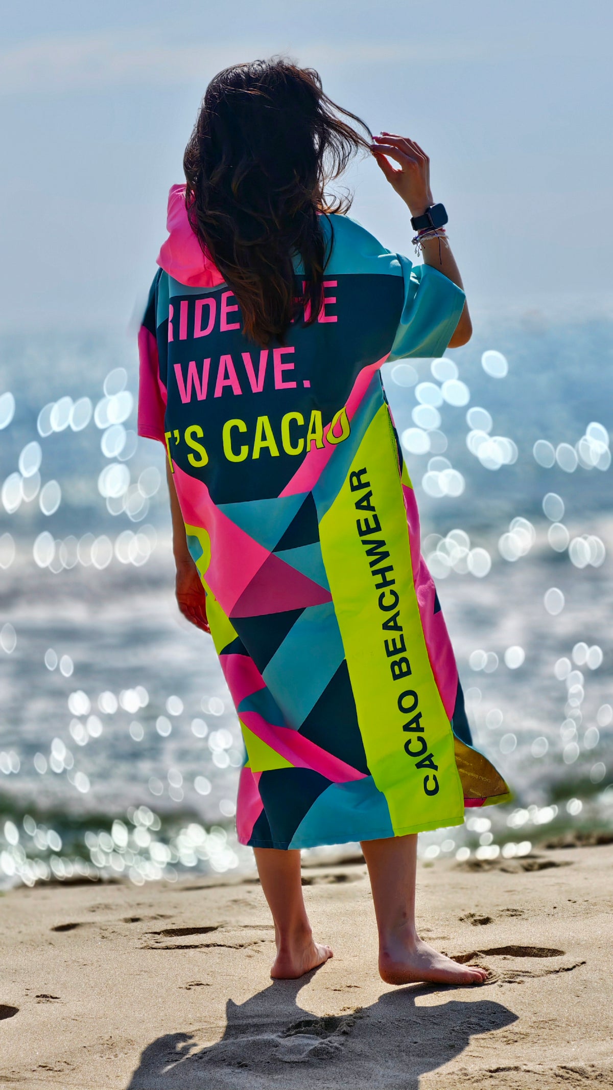 Buntes Solar Vibes Damen-Strandponcho-NanoDry Ultra™-Handtuch mit Kapuze, Reißverschluss und Taschen – CACAO Beachwear™
