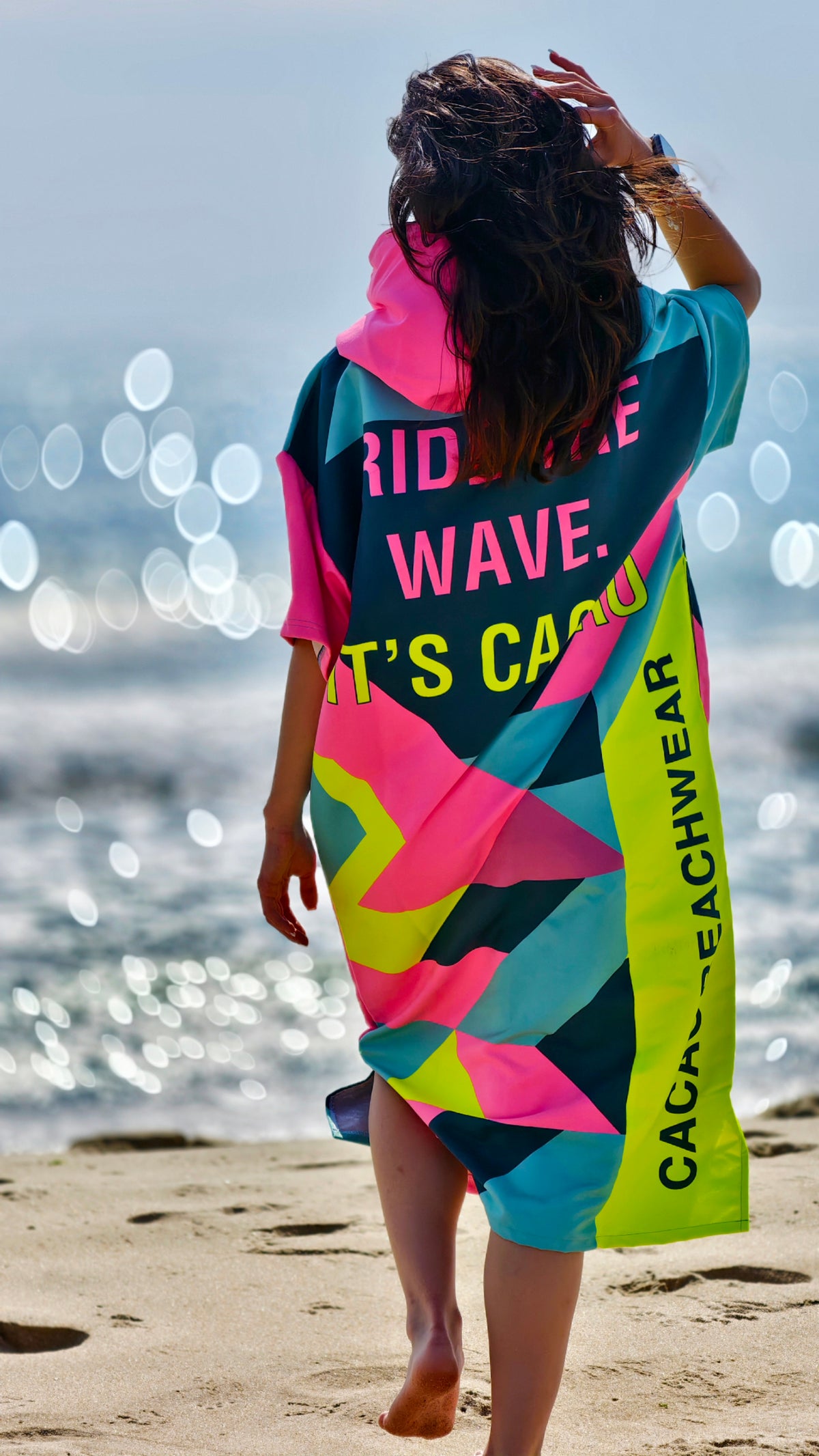 Buntes Solar Vibes Damen-Strandponcho-NanoDry Ultra™-Handtuch mit Kapuze, Reißverschluss und Taschen – CACAO Beachwear™
