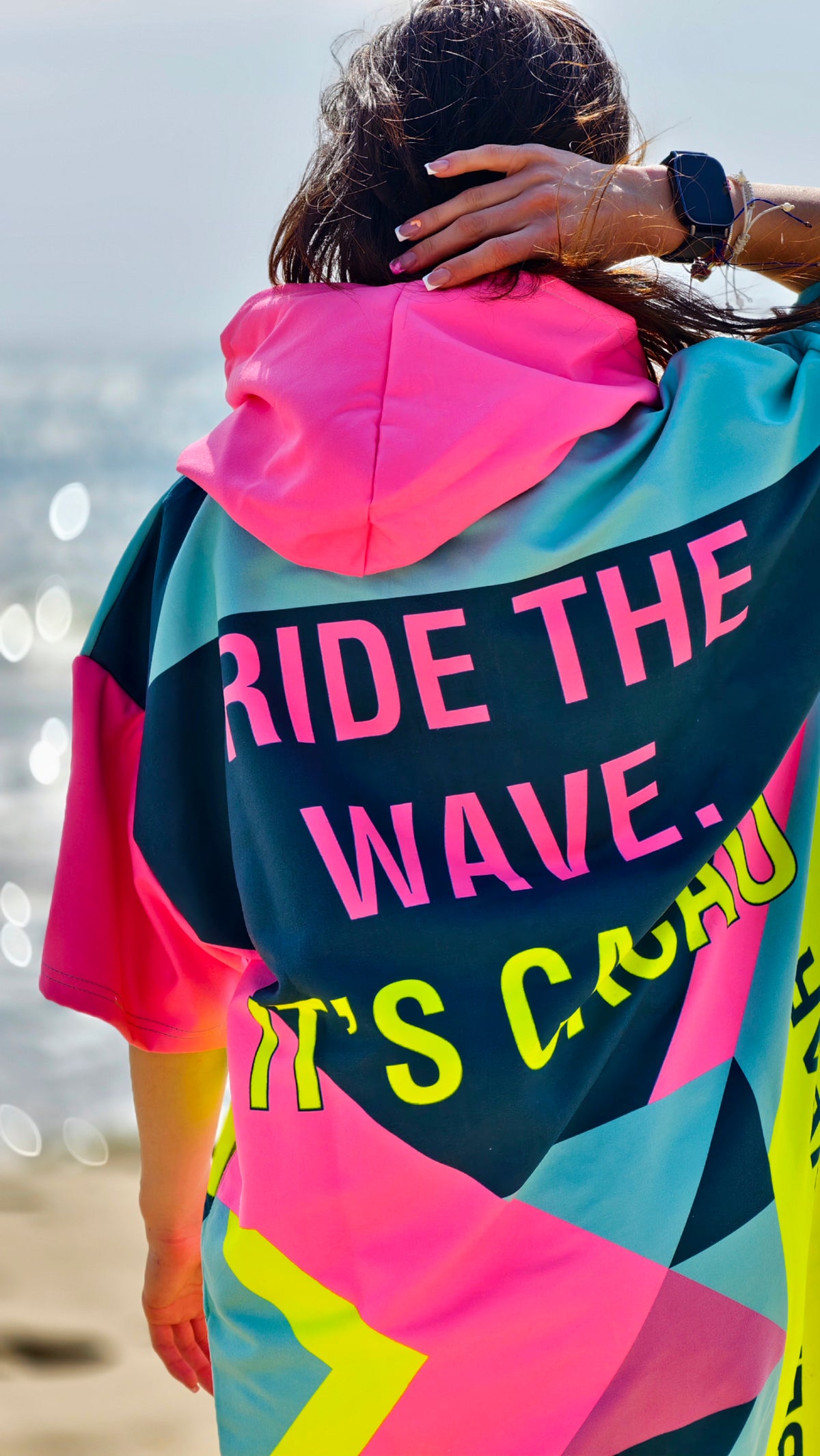 Buntes Solar Vibes Damen-Strandponcho-NanoDry Ultra™-Handtuch mit Kapuze, Reißverschluss und Taschen – CACAO Beachwear™
