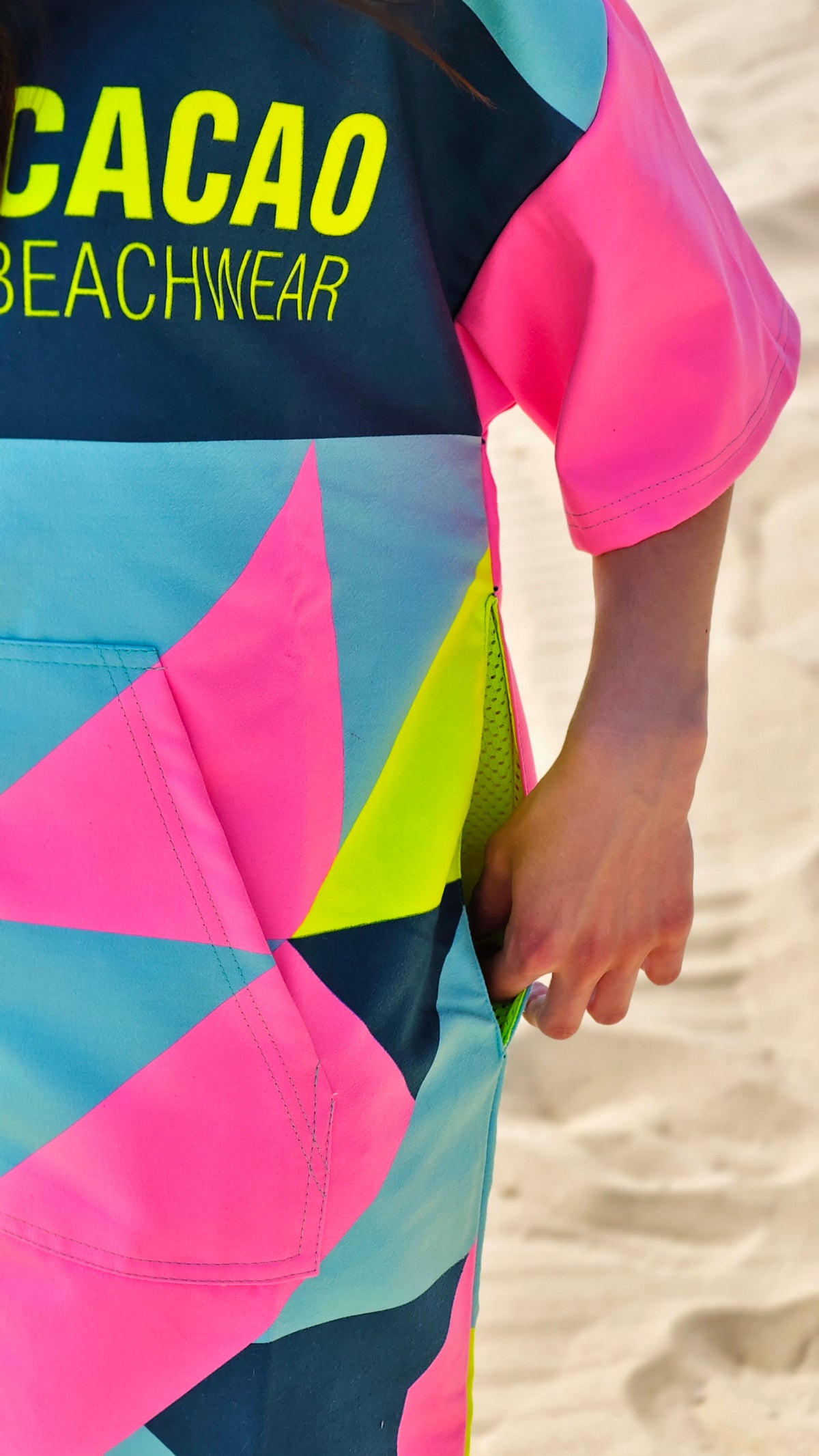 Buntes Solar Vibes Damen-Strandponcho-NanoDry Ultra™-Handtuch mit Kapuze, Reißverschluss und Taschen – CACAO Beachwear™
