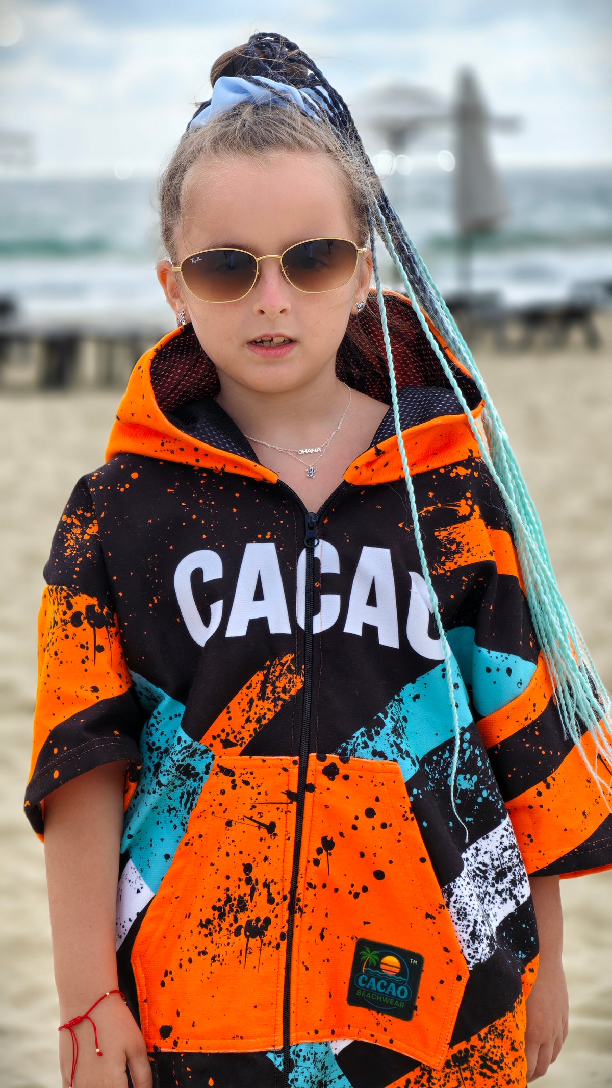 Blue Spirit Kinder-Strandponcho-Handtuch für Mädchen mit Kapuze, Reißverschluss und Taschen – CACAO Beachwear™