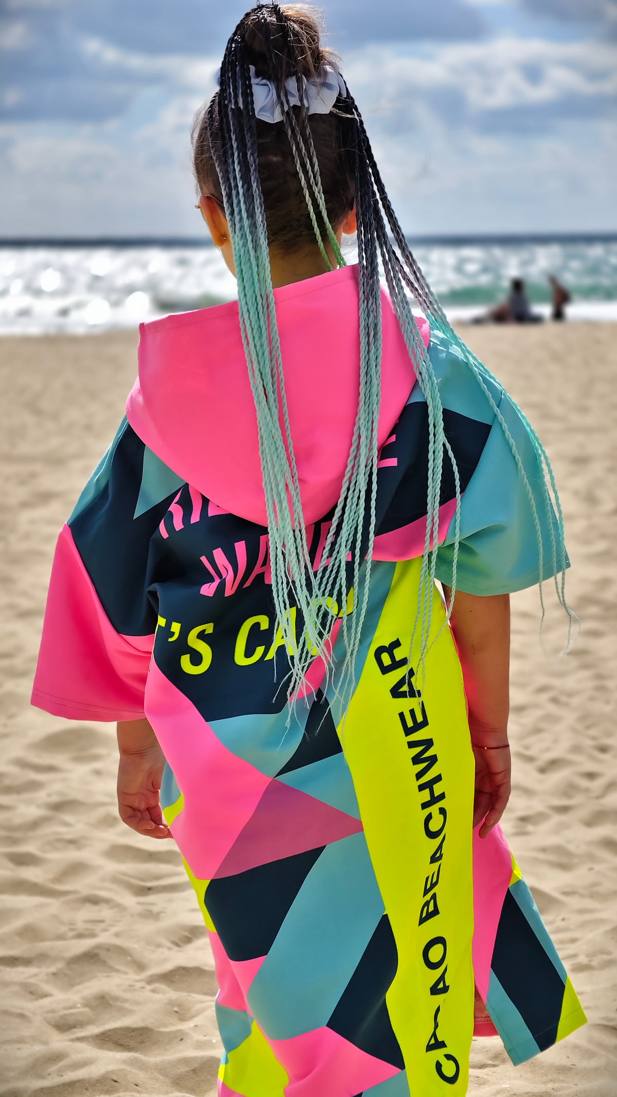 Bunter Solar Vibes Kinder-Strandponcho-Handtuch für Mädchen mit Kapuze, Reißverschluss und Taschen – CACAO Beachwear™
