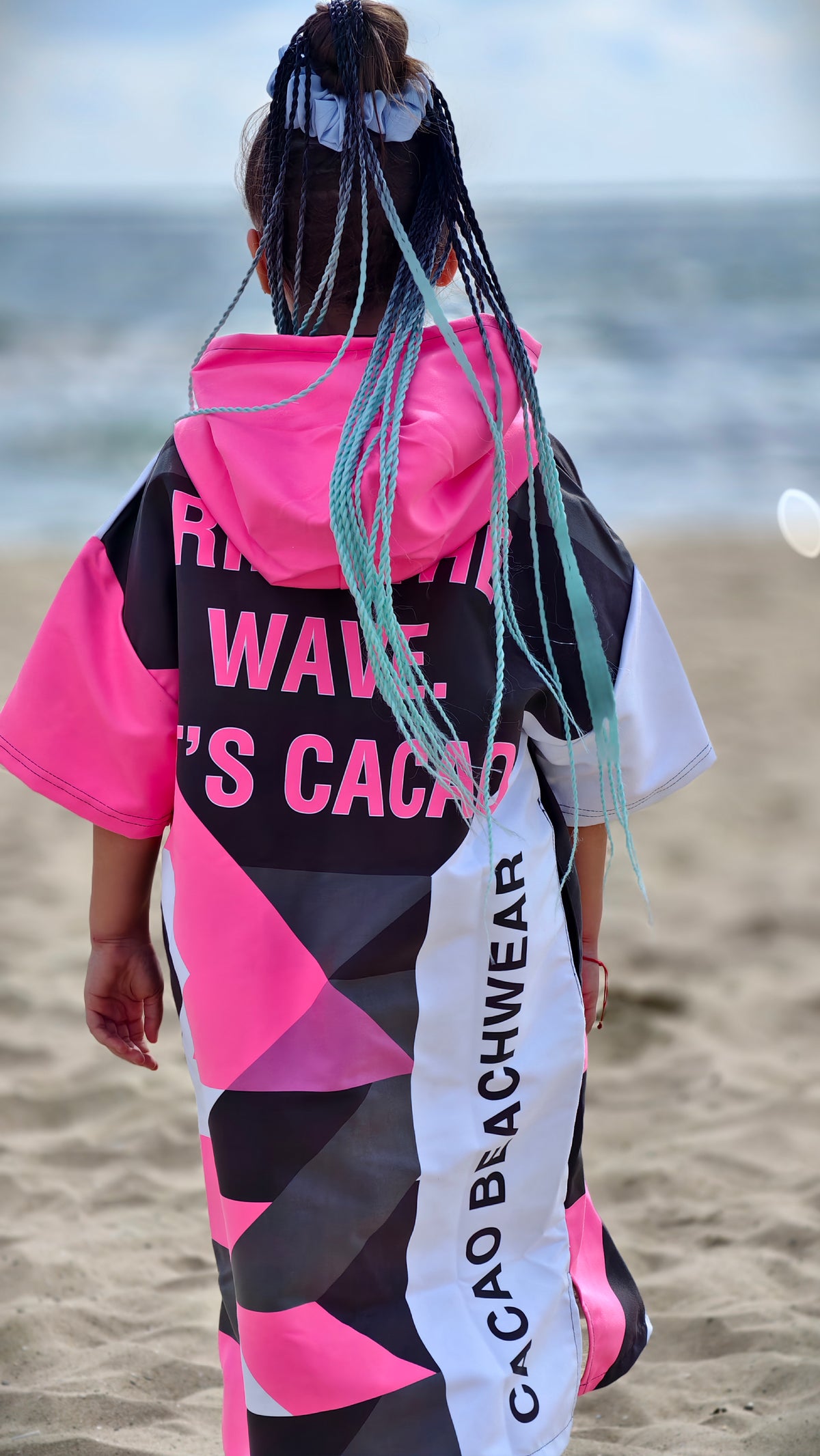Solar Vibes Pink Kinder-Strandponcho NanoDry Ultra™ Handtuch für Mädchen mit Kapuze, Reißverschluss und Taschen – CACAO Beachwear™
