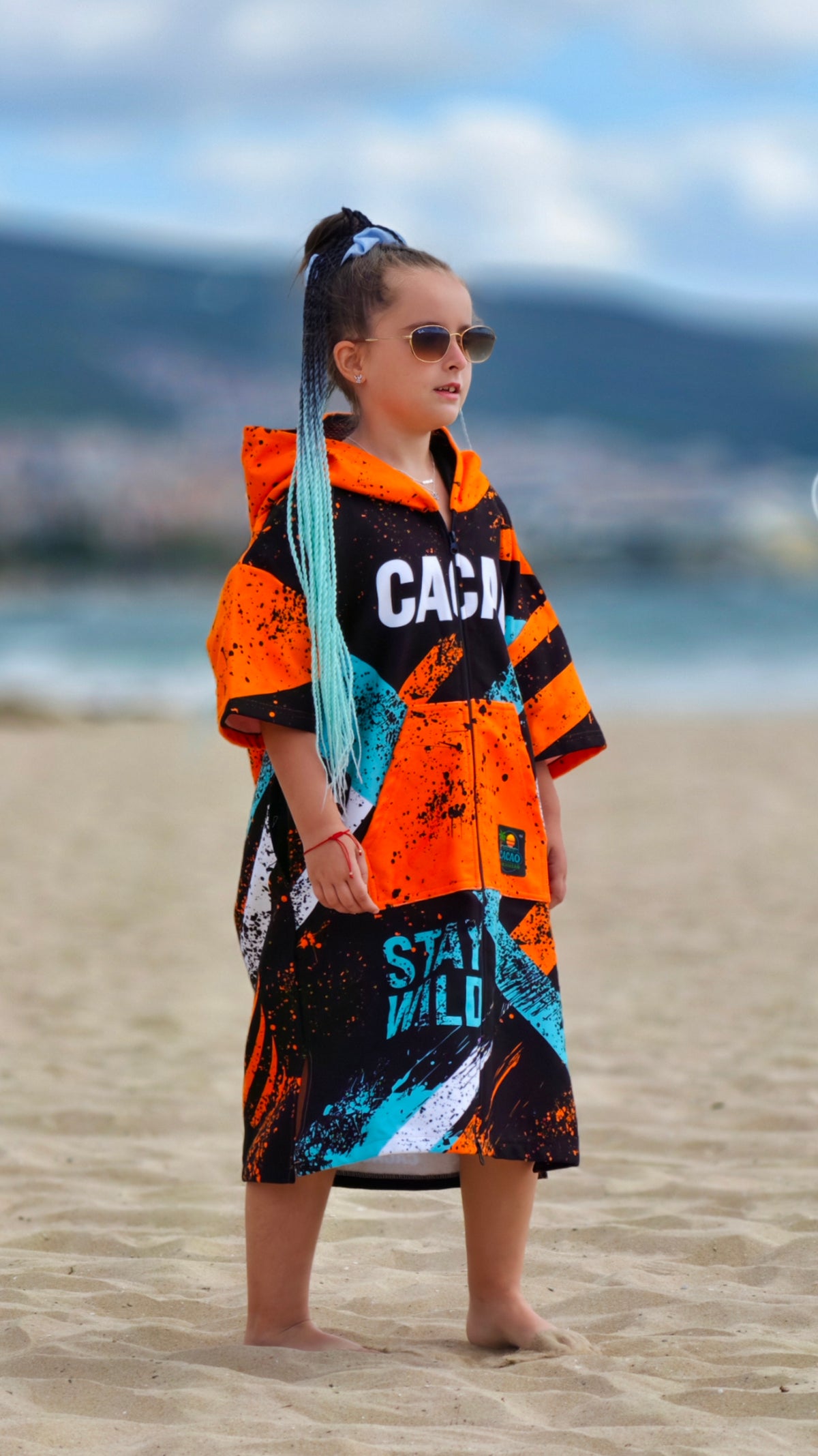 Blue Spirit Kinder-Strandponcho-Handtuch für Mädchen mit Kapuze, Reißverschluss und Taschen – CACAO Beachwear™