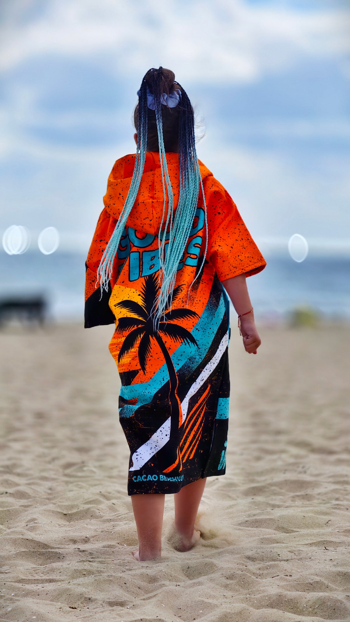 Orange Kinder-Strandponcho-Handtuch für Mädchen mit Kapuze, Reißverschluss und Taschen – CACAO Beachwear™
