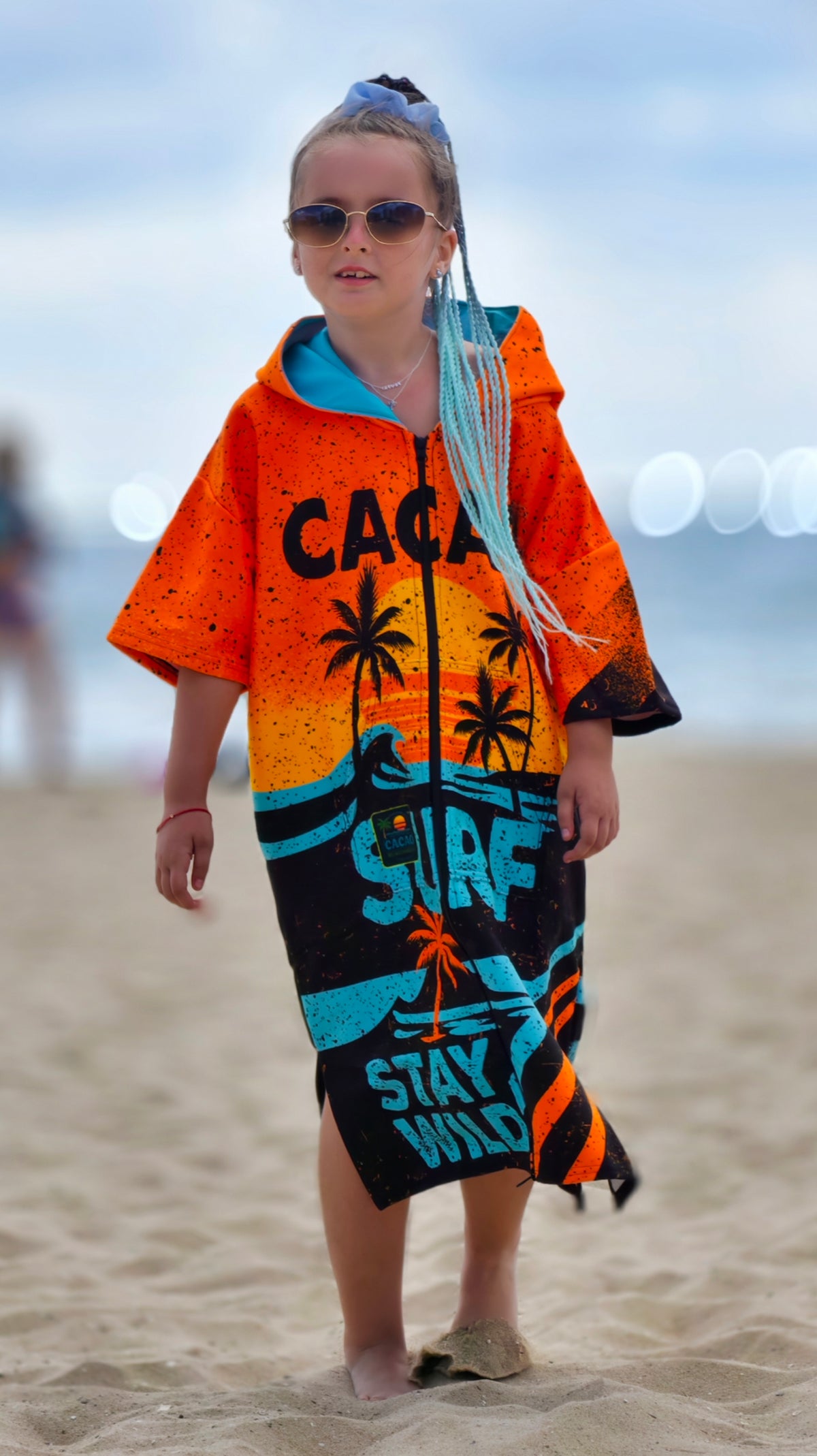 Orange Kinder-Strandponcho-Handtuch für Mädchen mit Kapuze, Reißverschluss und Taschen – CACAO Beachwear™
