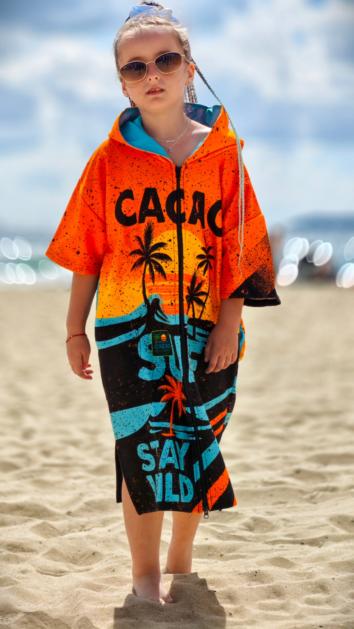 Orange Kinder-Strandponcho-Handtuch für Mädchen mit Kapuze, Reißverschluss und Taschen – CACAO Beachwear™
