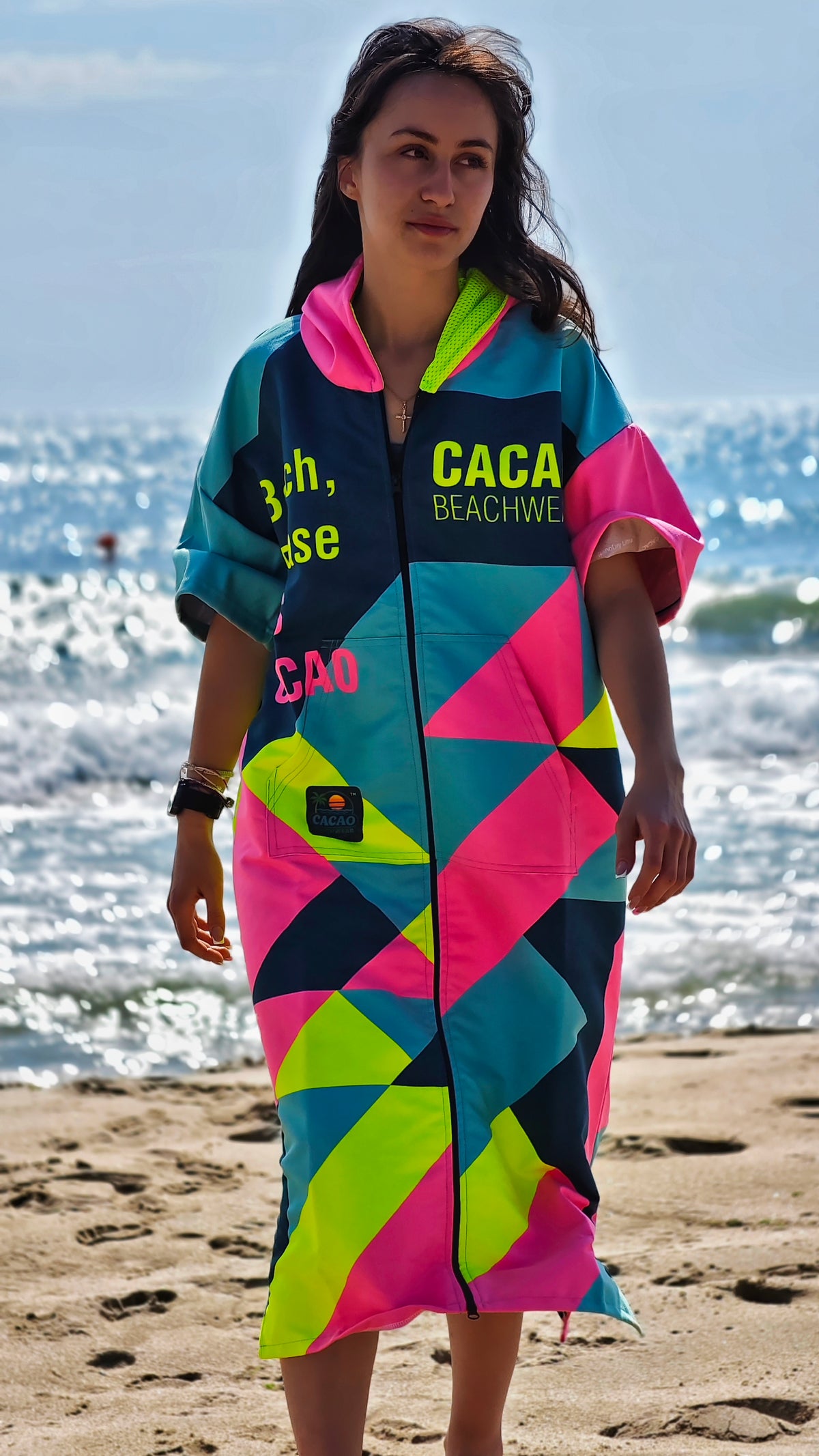 Buntes Solar Vibes Damen-Strandponcho-NanoDry Ultra™-Handtuch mit Kapuze, Reißverschluss und Taschen – CACAO Beachwear™
