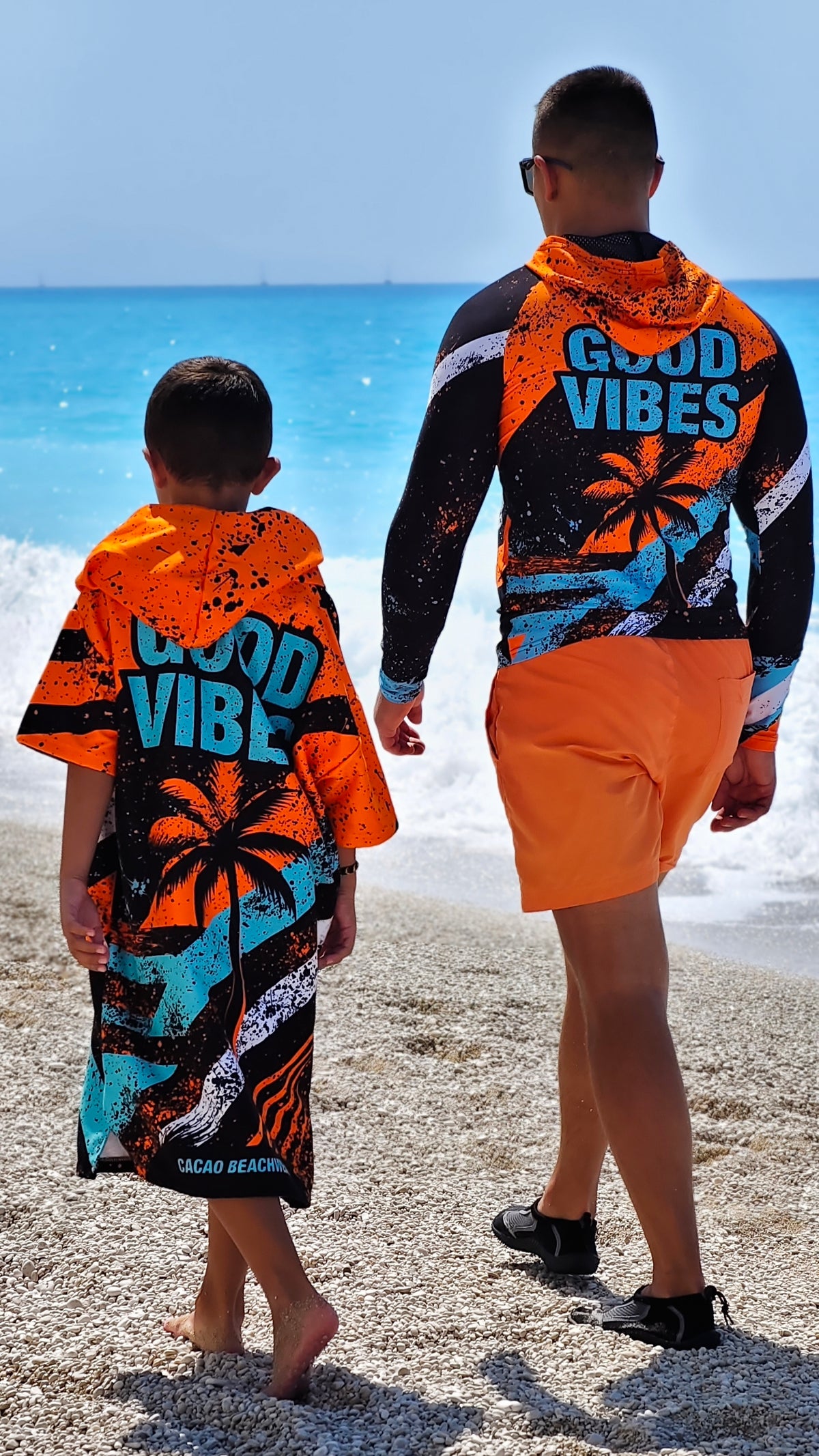 Blue Spirit Kinder-Strandponcho-Handtuch für Jungen mit Kapuze, Reißverschluss und Taschen – CACAO Beachwear™
