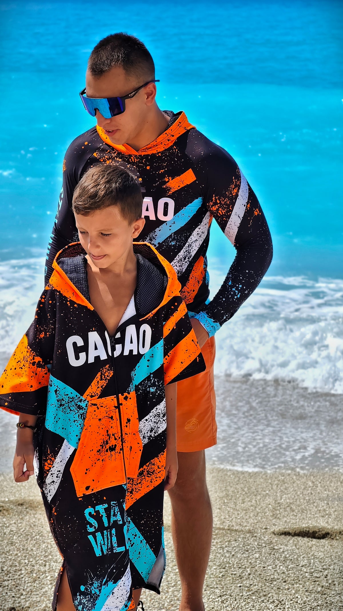 Blue Spirit Kinder-Strandponcho-Handtuch für Jungen mit Kapuze, Reißverschluss und Taschen – CACAO Beachwear™
