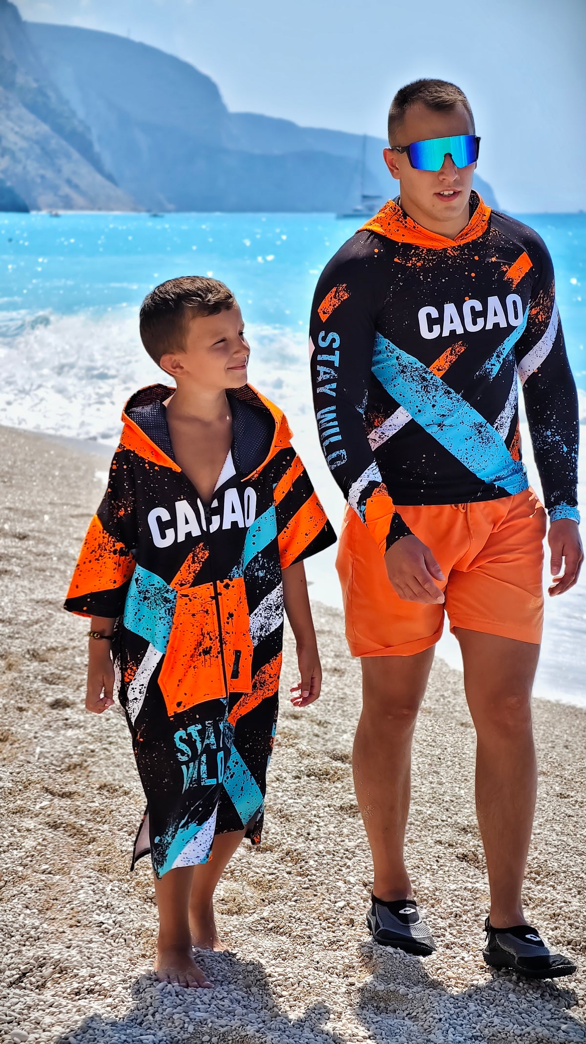 Blue Spirit Kinder-Strandponcho-Handtuch für Jungen mit Kapuze, Reißverschluss und Taschen – CACAO Beachwear™
