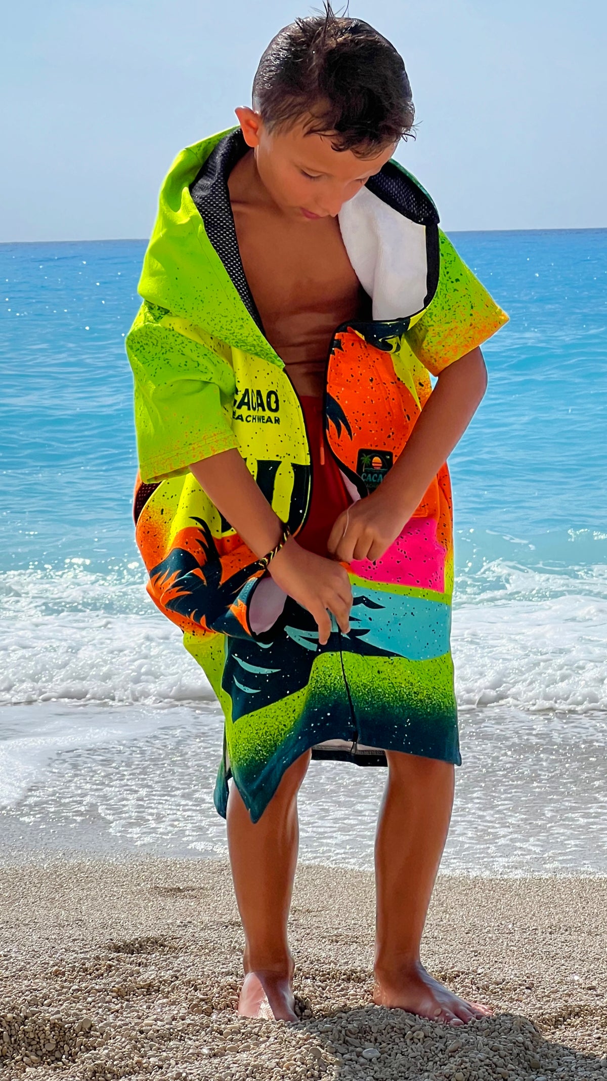 Surf Vibe Kinder-Strandponcho-Handtuch für Jungen mit Kapuze, Reißverschluss und Taschen – CACAO Beachwear™

