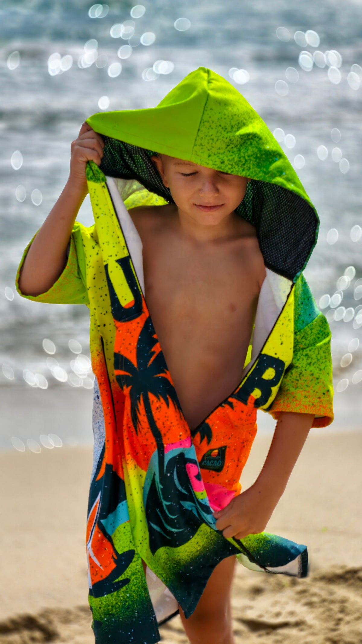 Surf Vibe Kinder-Strandponcho-Handtuch für Jungen mit Kapuze, Reißverschluss und Taschen – CACAO Beachwear™
