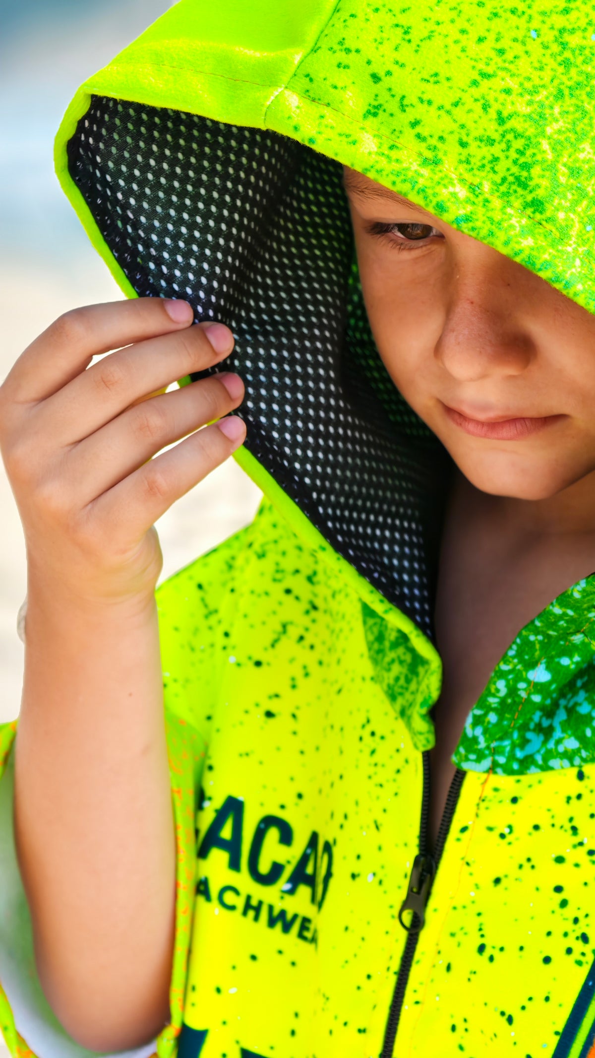 Surf Vibe Kinder-Strandponcho-Handtuch für Jungen mit Kapuze, Reißverschluss und Taschen – CACAO Beachwear™
