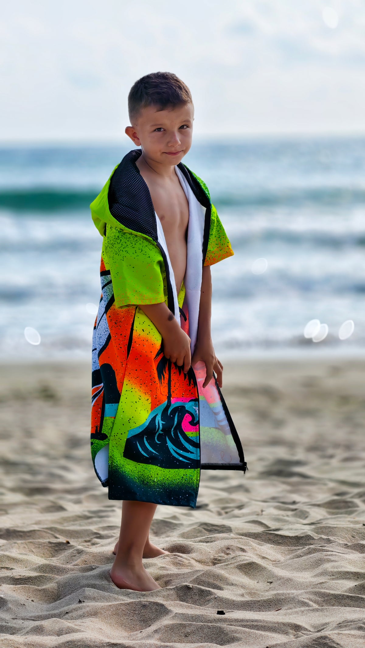 Surf Vibe Kinder-Strandponcho-Handtuch für Jungen mit Kapuze, Reißverschluss und Taschen – CACAO Beachwear™
