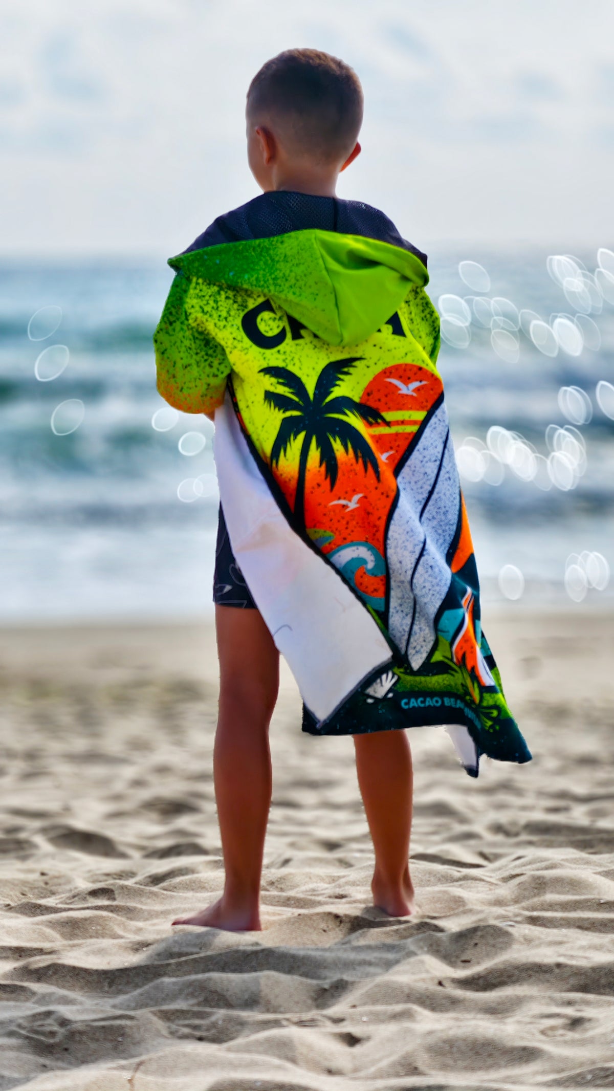 Surf Vibe Kinder-Strandponcho-Handtuch für Jungen mit Kapuze, Reißverschluss und Taschen – CACAO Beachwear™
