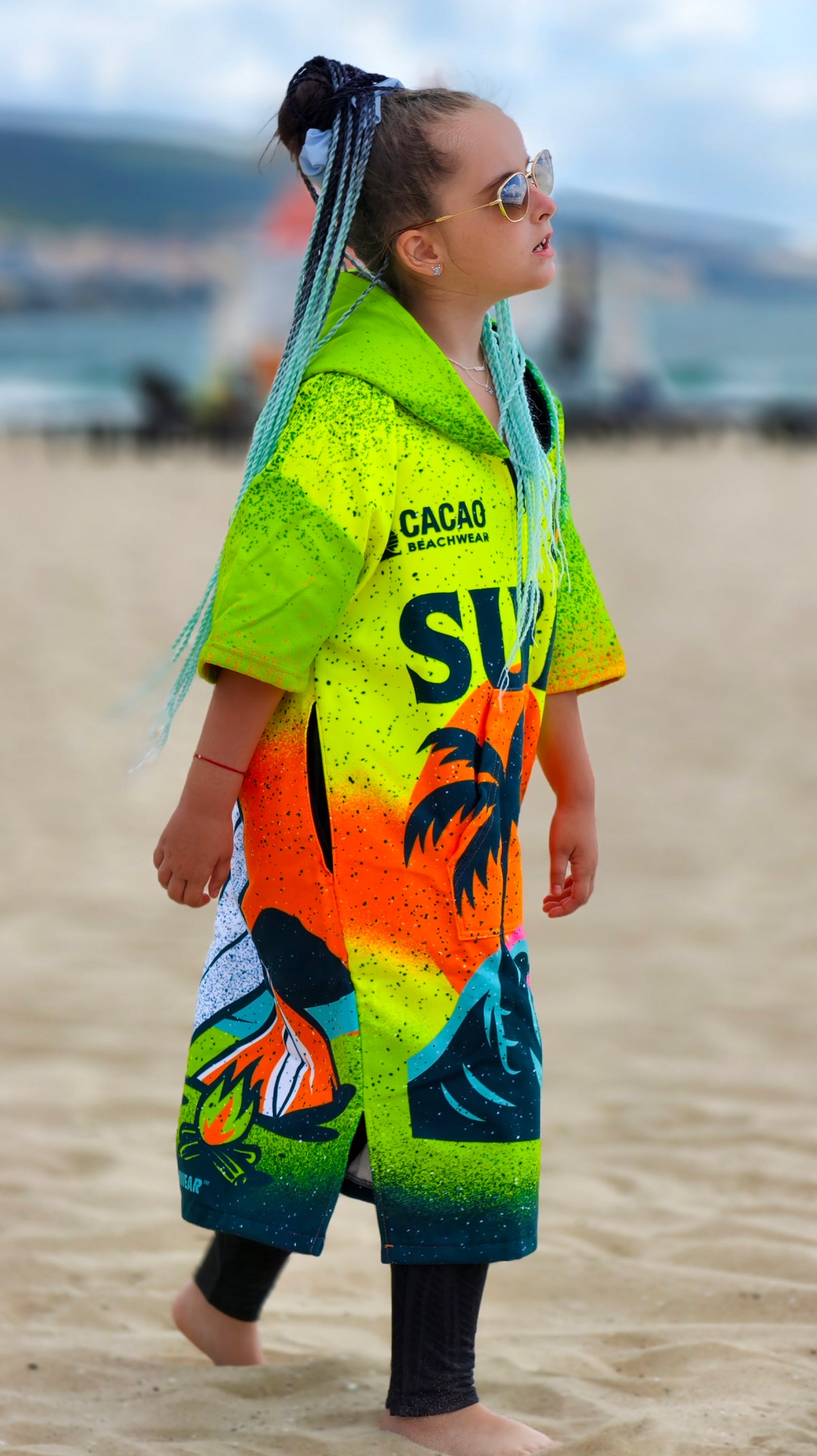 Surf Vibe Kinder-Strandponcho-Handtuch für Mädchen mit Kapuze, Reißverschluss und Taschen – CACAO Beachwear™
