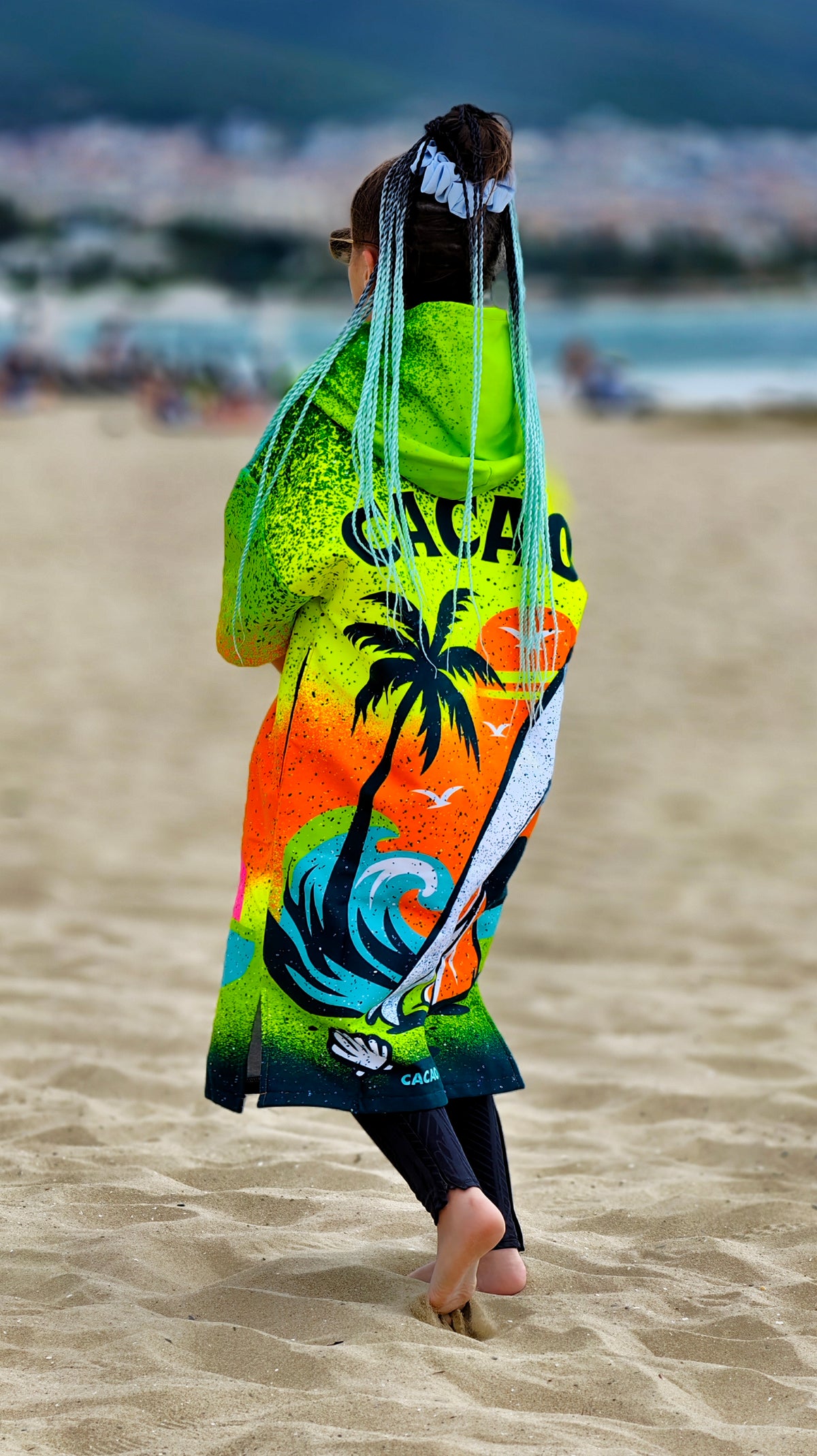 Surf Vibe Kinder-Strandponcho-Handtuch für Mädchen mit Kapuze, Reißverschluss und Taschen – CACAO Beachwear™
