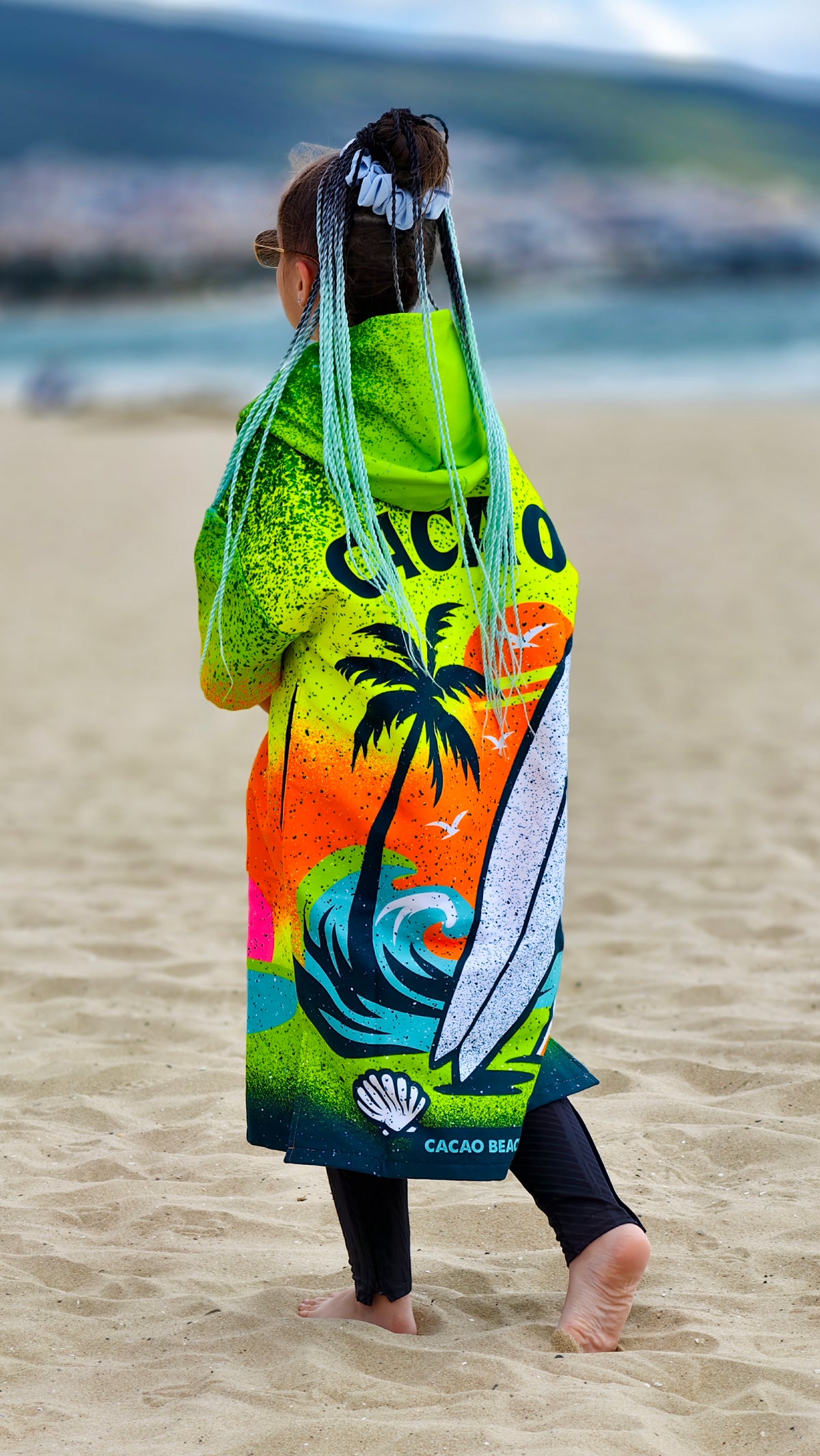 Surf Vibe Kinder-Strandponcho-Handtuch für Mädchen mit Kapuze, Reißverschluss und Taschen – CACAO Beachwear™
