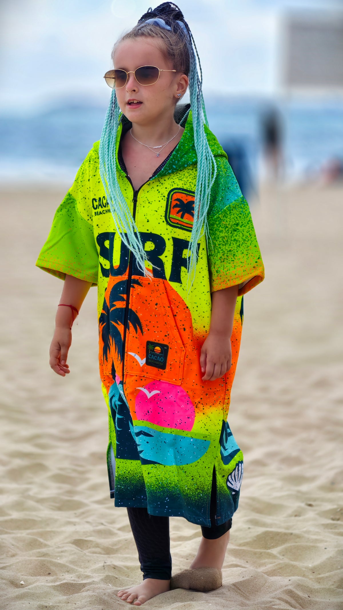 Surf Vibe Kinder-Strandponcho-Handtuch für Mädchen mit Kapuze, Reißverschluss und Taschen – CACAO Beachwear™
