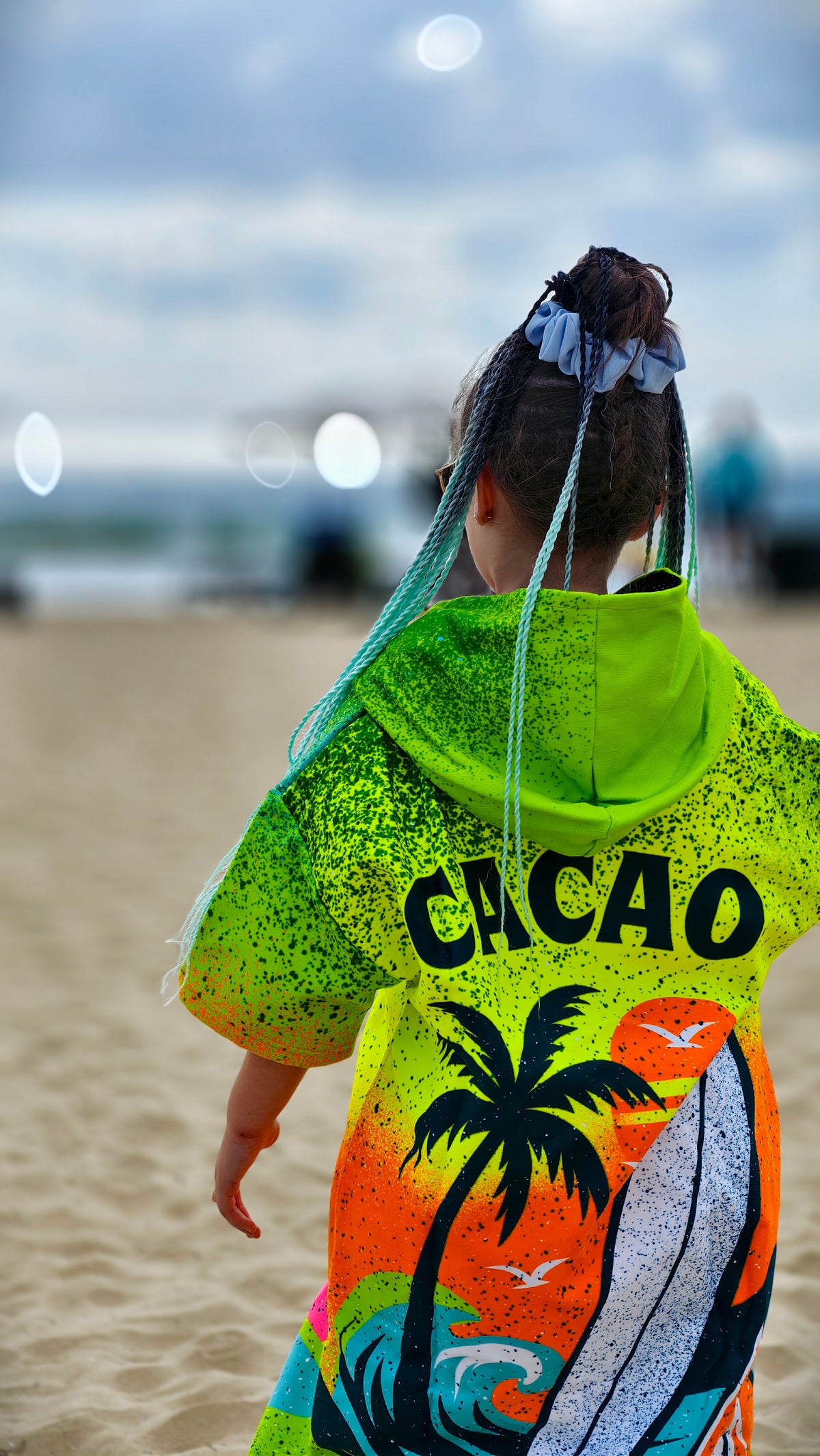 Surf Vibe Kinder-Strandponcho-Handtuch für Mädchen mit Kapuze, Reißverschluss und Taschen – CACAO Beachwear™
