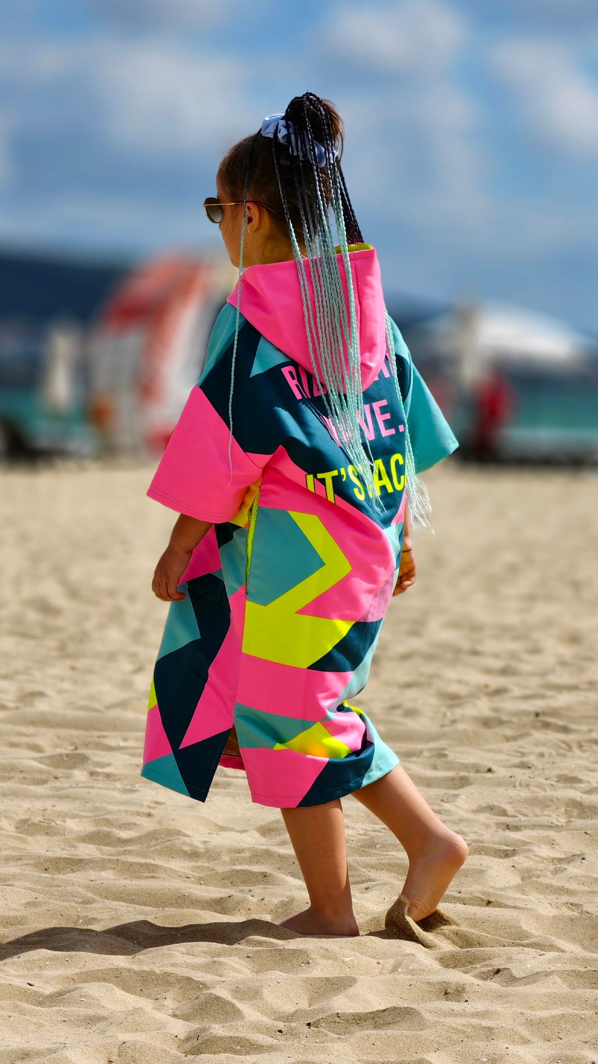 Bunter Solar Vibes Kinder-Strandponcho-Handtuch für Mädchen mit Kapuze, Reißverschluss und Taschen – CACAO Beachwear™

