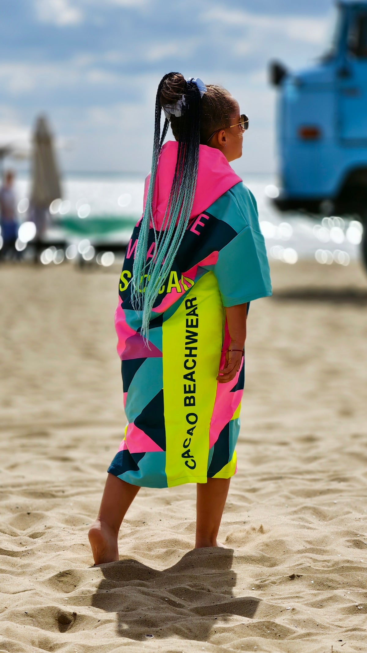 Bunter Solar Vibes Kinder-Strandponcho-Handtuch für Mädchen mit Kapuze, Reißverschluss und Taschen – CACAO Beachwear™
