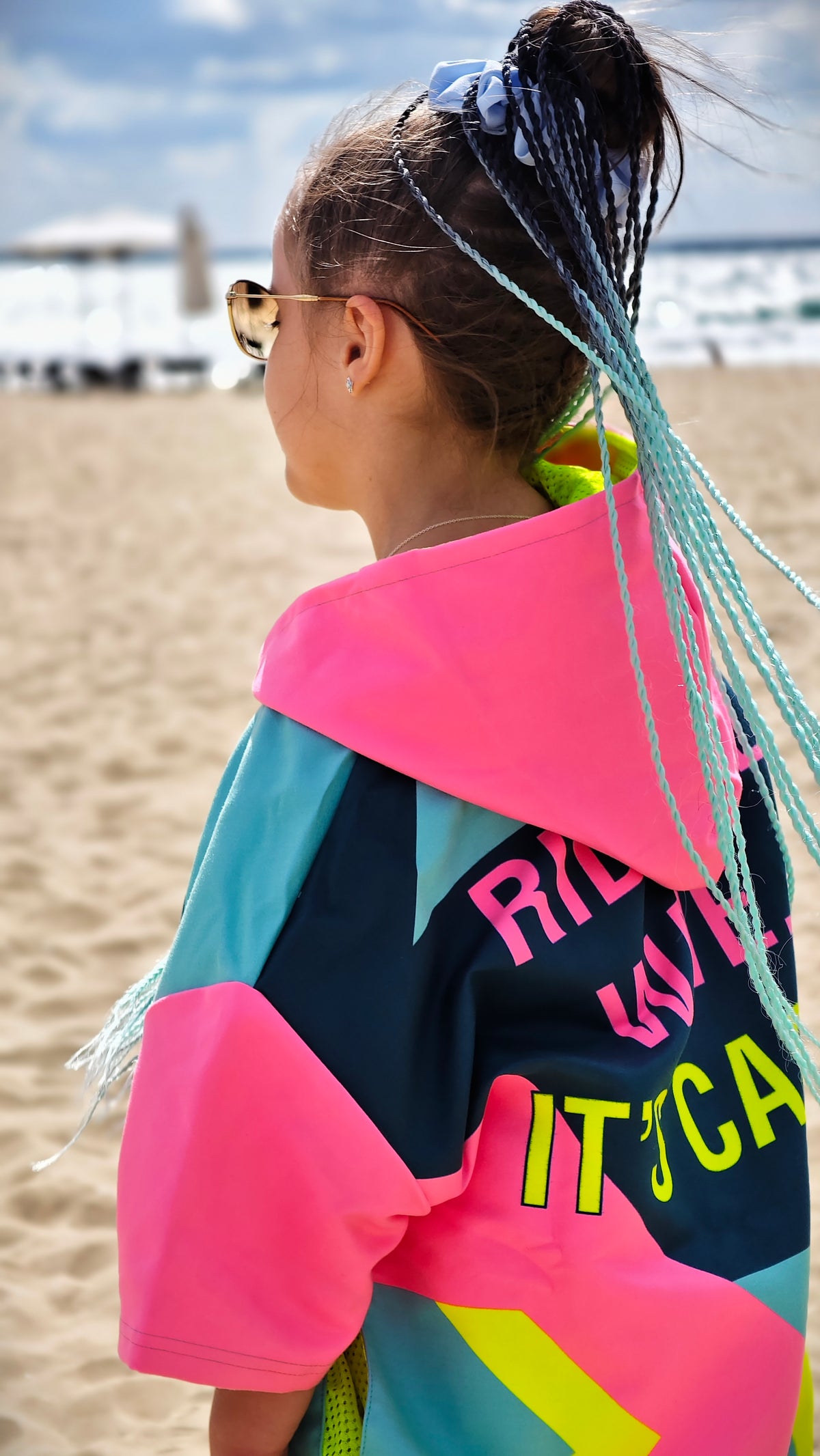 Bunter Solar Vibes Kinder-Strandponcho-Handtuch für Mädchen mit Kapuze, Reißverschluss und Taschen – CACAO Beachwear™
