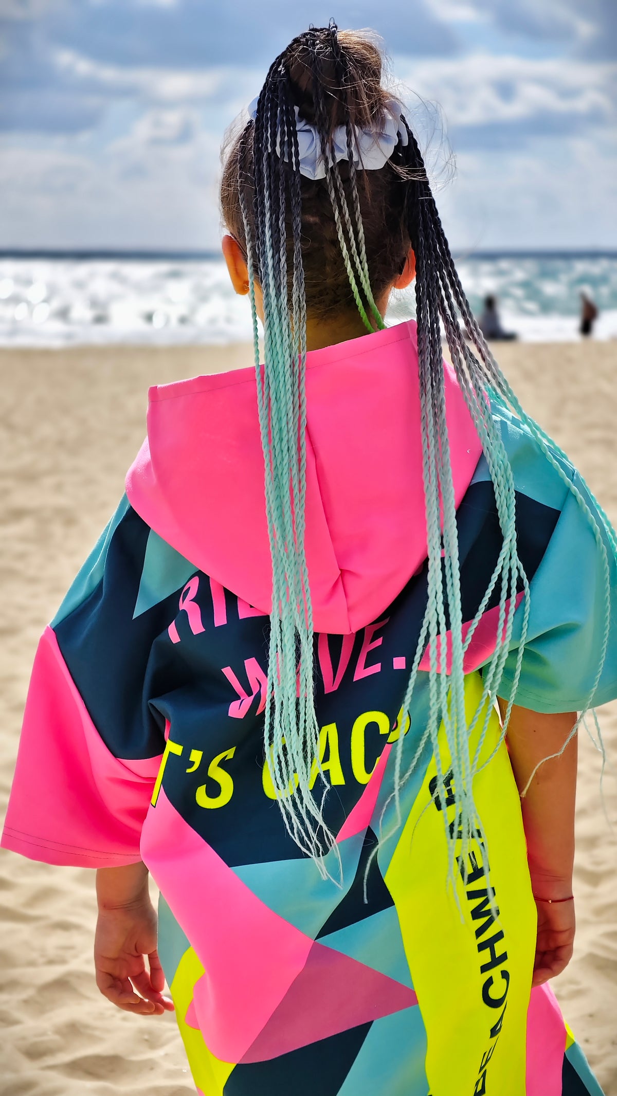 Bunter Solar Vibes Kinder-Strandponcho-Handtuch für Mädchen mit Kapuze, Reißverschluss und Taschen – CACAO Beachwear™
