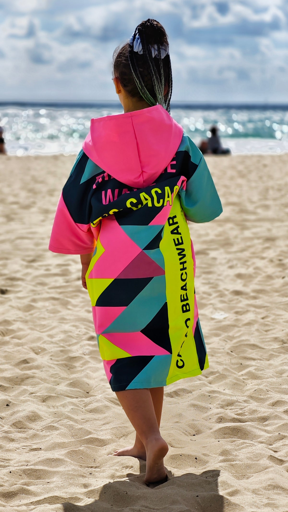 Bunter Solar Vibes Kinder-Strandponcho-Handtuch für Mädchen mit Kapuze, Reißverschluss und Taschen – CACAO Beachwear™
