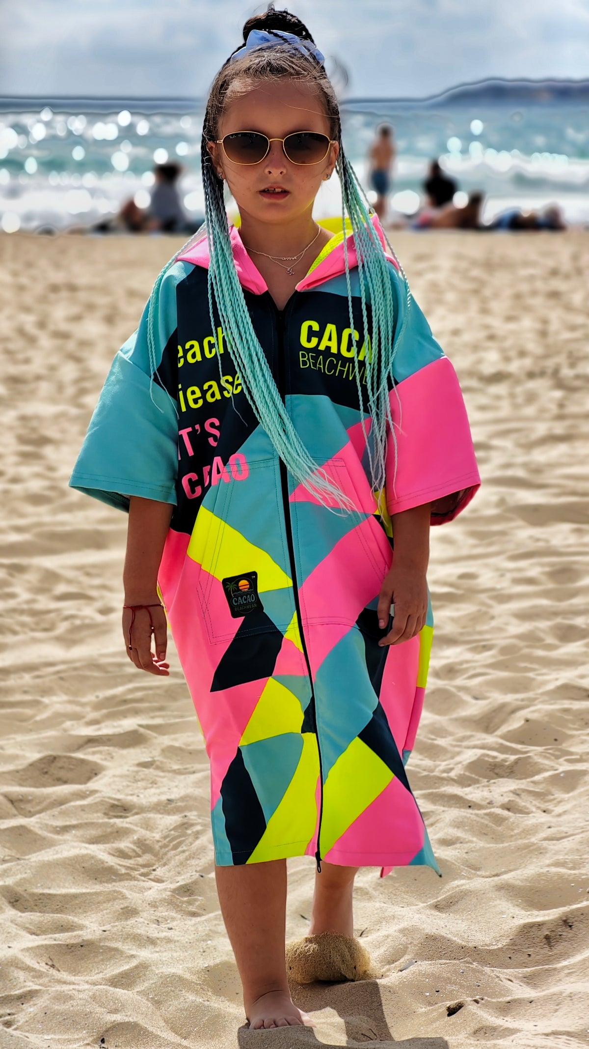 Bunter Solar Vibes Kinder-Strandponcho-Handtuch für Mädchen mit Kapuze, Reißverschluss und Taschen – CACAO Beachwear™
