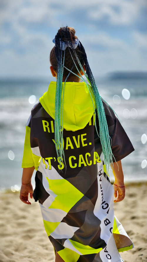 Solar Vibes Kinder-Strandponcho-Handtuch für Mädchen mit Kapuze, Reißverschluss und Taschen – CACAO Beachwear™
