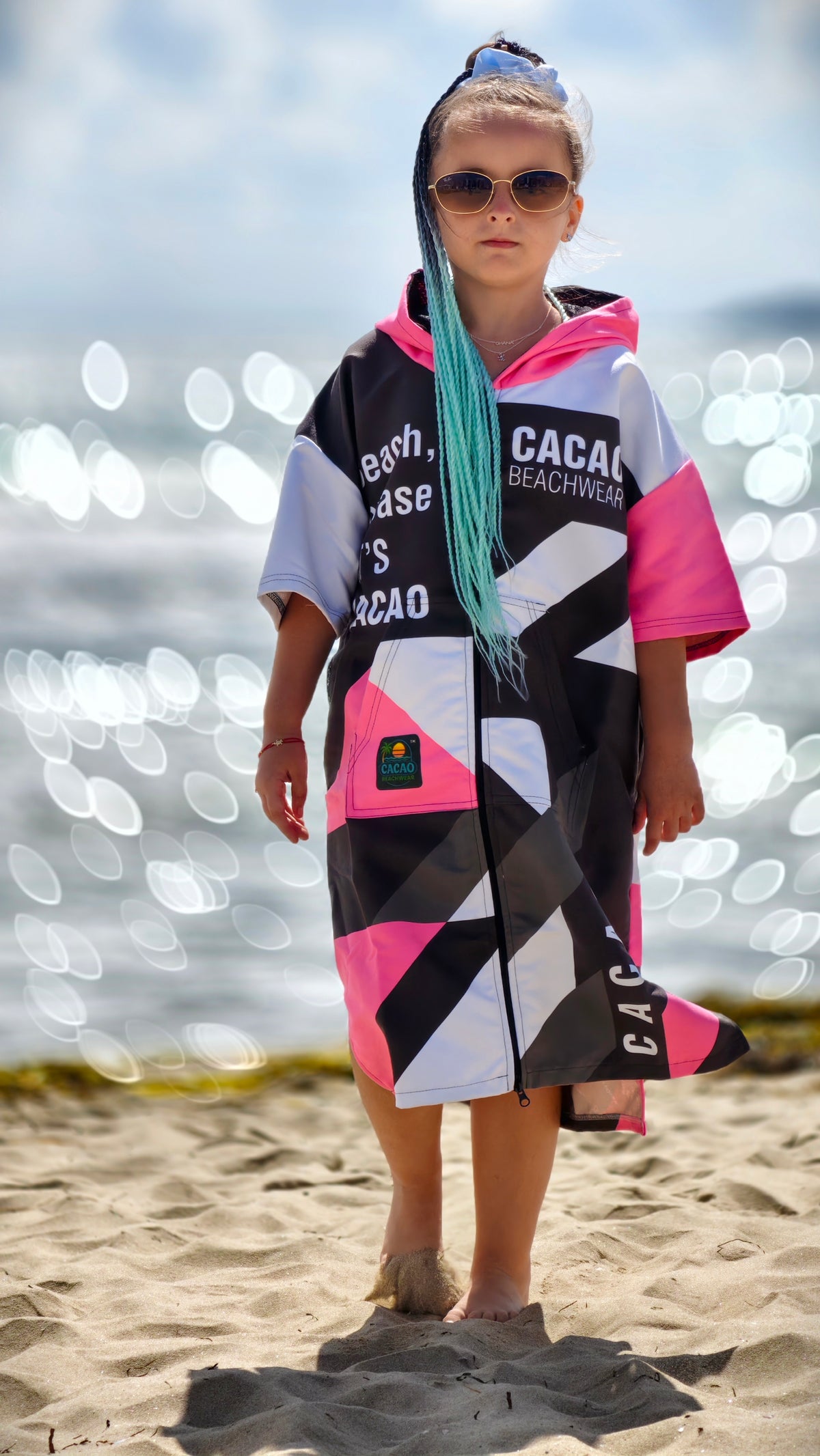 Solar Vibes Pink Kinder-Strandponcho NanoDry Ultra™ Handtuch für Mädchen mit Kapuze, Reißverschluss und Taschen – CACAO Beachwear™
