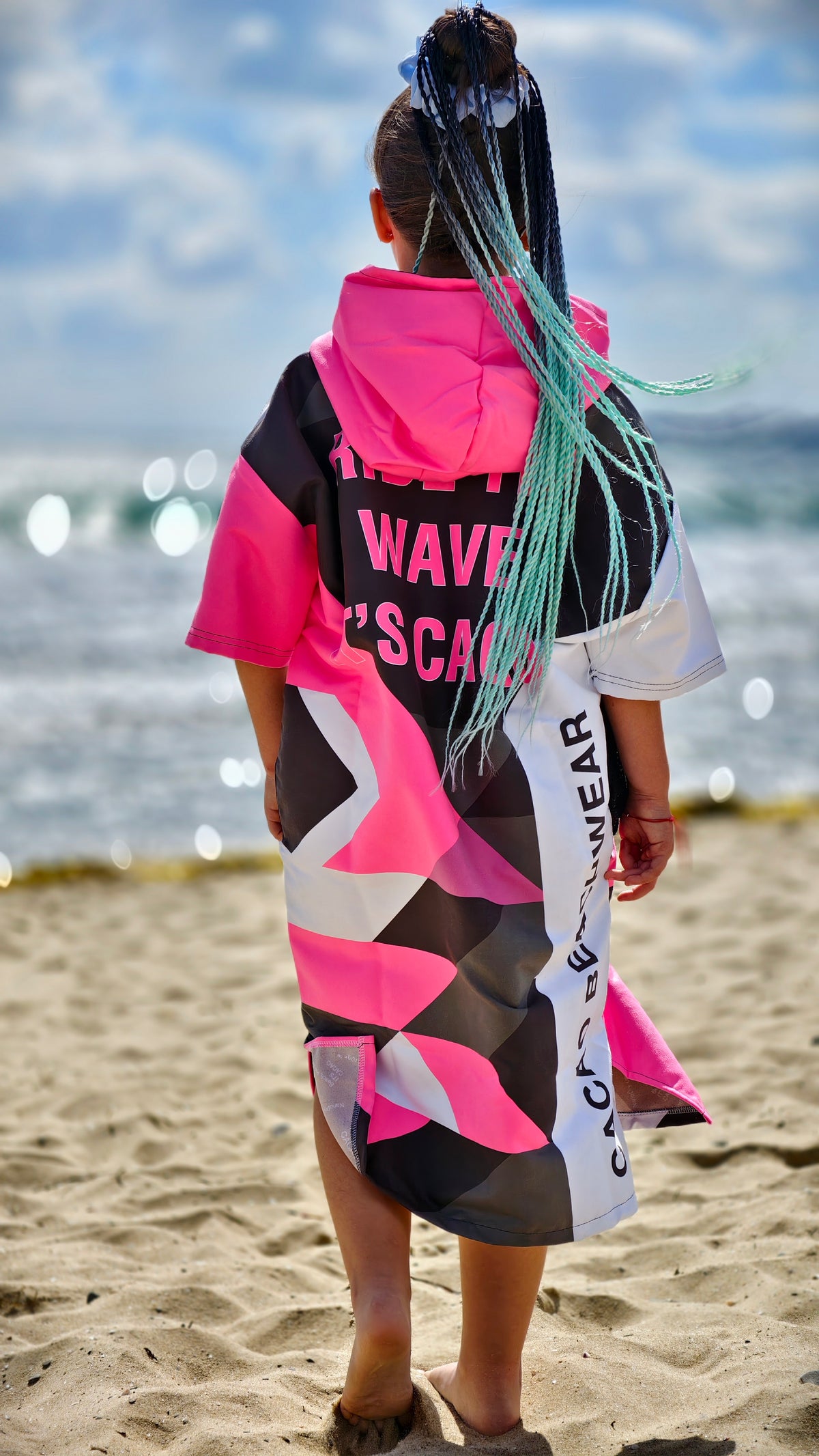 Solar Vibes Pink Kinder-Strandponcho NanoDry Ultra™ Handtuch für Mädchen mit Kapuze, Reißverschluss und Taschen – CACAO Beachwear™
