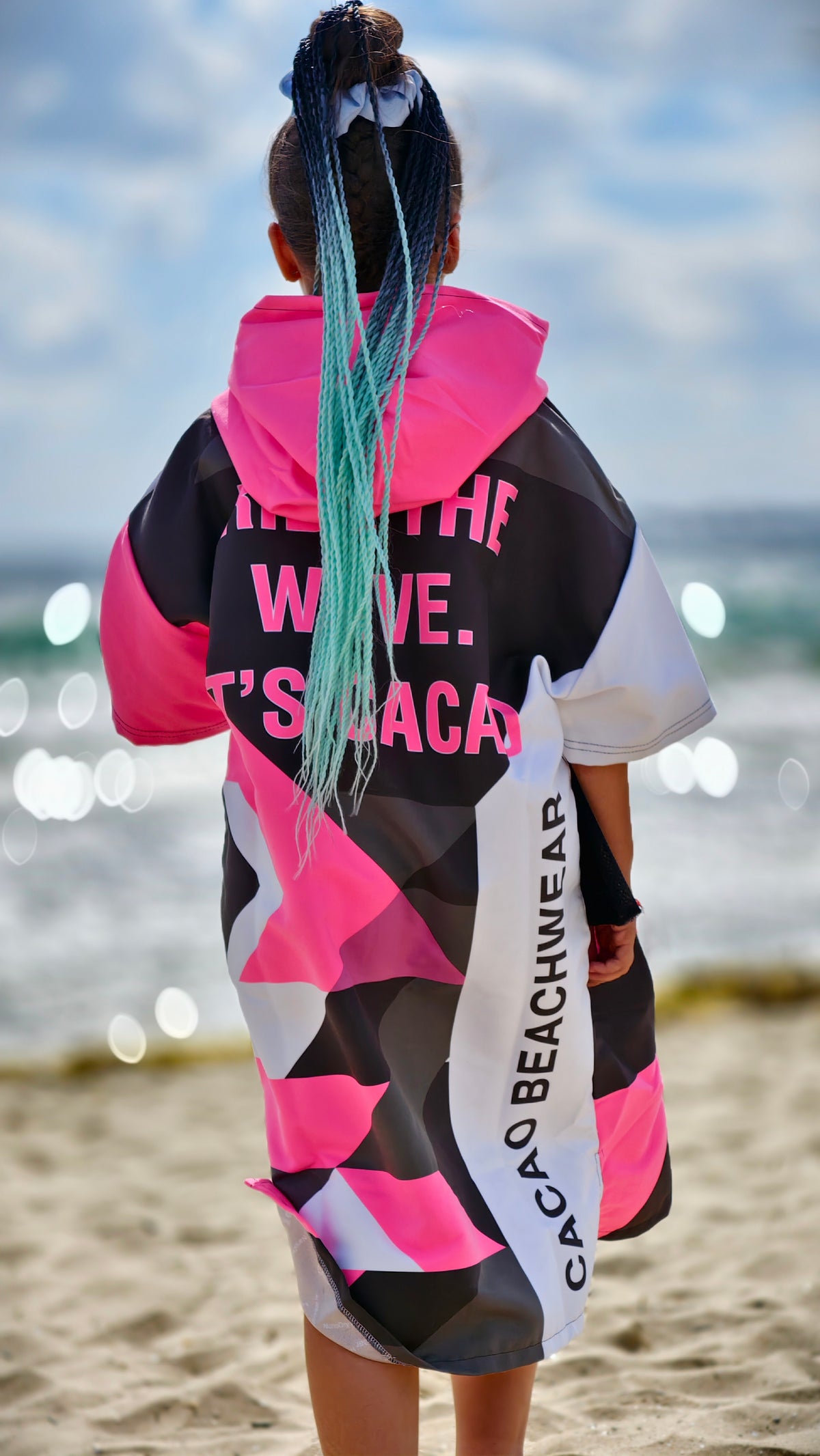 Solar Vibes Pink Kinder-Strandponcho NanoDry Ultra™ Handtuch für Mädchen mit Kapuze, Reißverschluss und Taschen – CACAO Beachwear™
