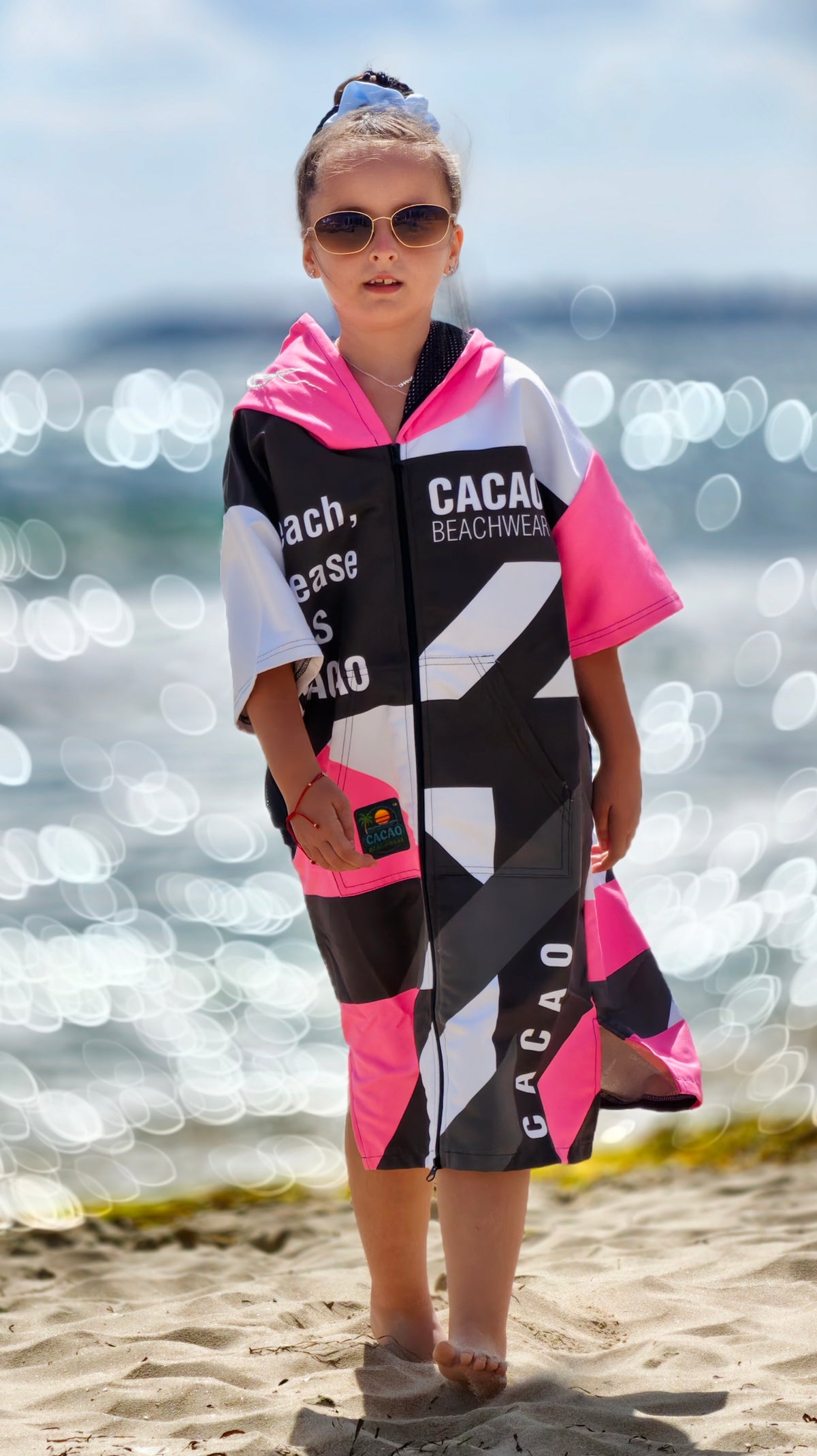 Solar Vibes Pink Kinder-Strandponcho NanoDry Ultra™ Handtuch für Mädchen mit Kapuze, Reißverschluss und Taschen – CACAO Beachwear™
